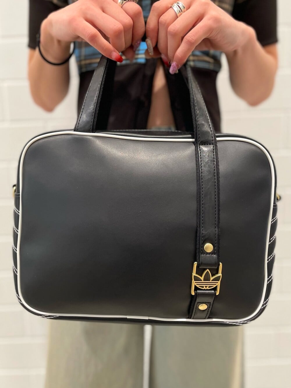 ブラック系のスニーカー、その他のパンツ、ブラウン系のシャツ/ブラウスを着用したレディースの冬コーディネートの4枚目の写真