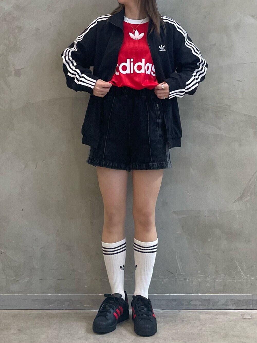 ブラック系のその他パンツ、ブラック系のスニーカー、ブラック系のジャージを着用したレディースの春コーディネートの2枚目の写真