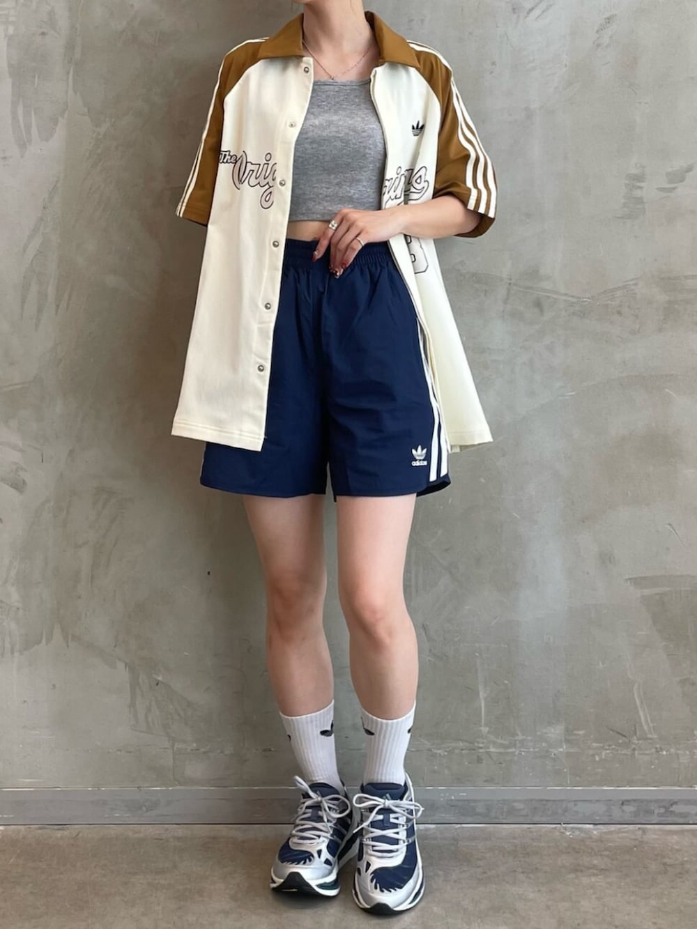 ベージュ系のトップス、ブルー系のスウェットパンツ、ブルー系のスニーカーを着用したレディースの夏コーディネートの2枚目の写真