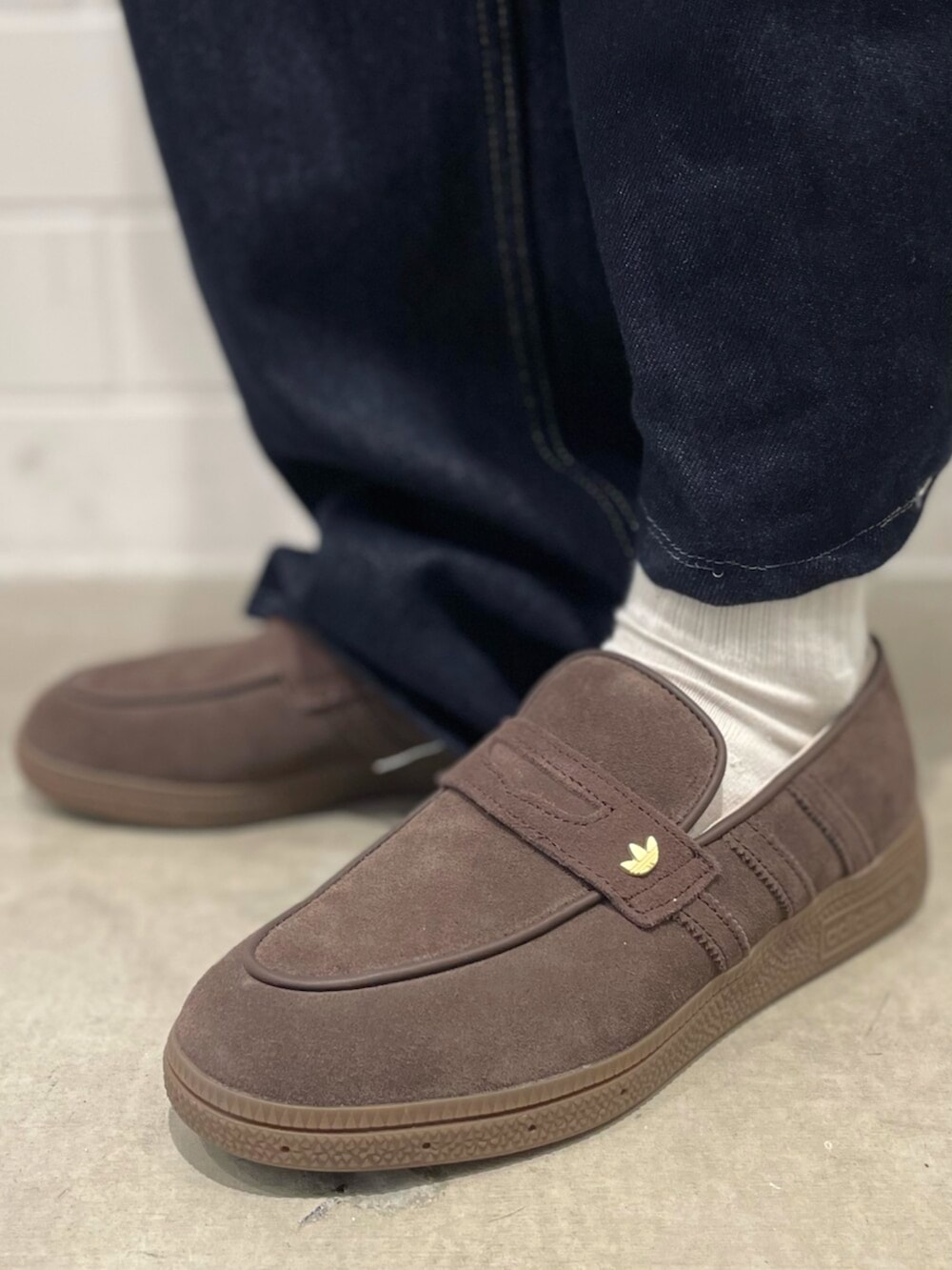 ホワイト系のTシャツ/カットソー、ブラウン系のスニーカー、ブルー系のショルダーバッグを着用したレディースの春コーディネートの6枚目の写真