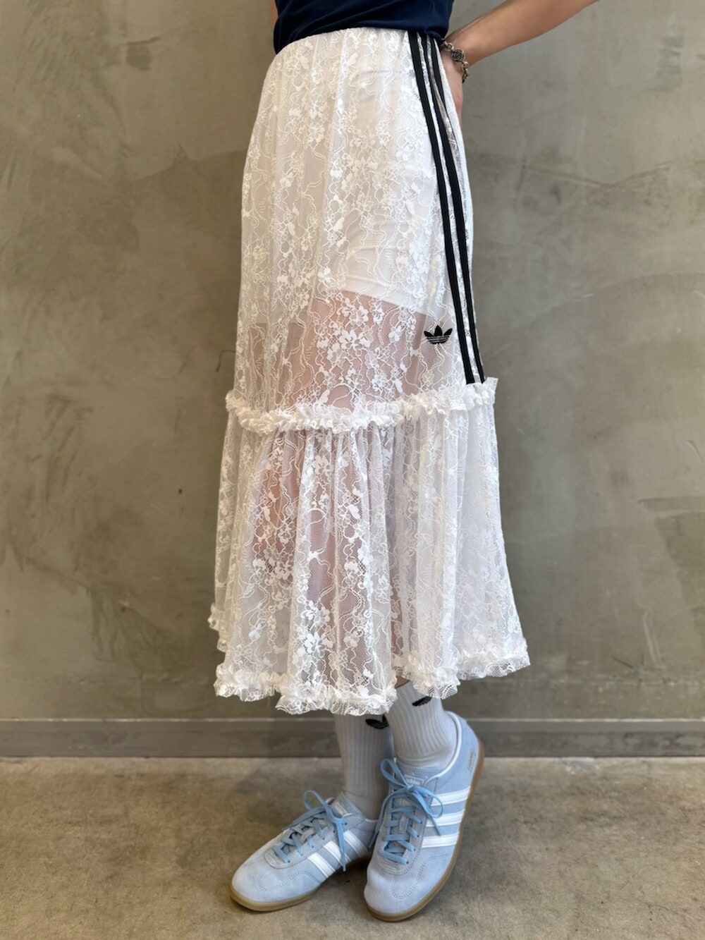 「adidas、adidas originals、アディダス、アディダスオリジナルス、スニーカー、ポロシャツ、スカート」｜「adidasのエアラインバッグ / アディダスオリジナルス adidas Originals（ショルダーバッグ、シルバー系）」を使った、RTさん（レディース・160cm）の夏コーディネートの5枚目の写真