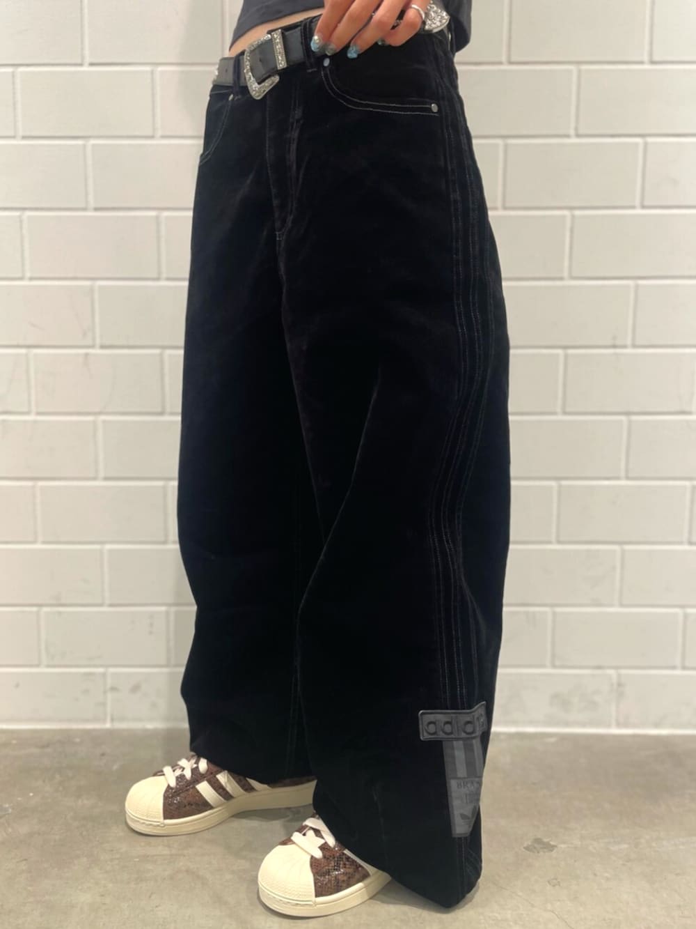 ブラック系のその他パンツ、ブラウン系のジャケット/アウター、ブラック系のニットキャップ/ビーニーを着用したレディースの秋コーディネートの7枚目の写真