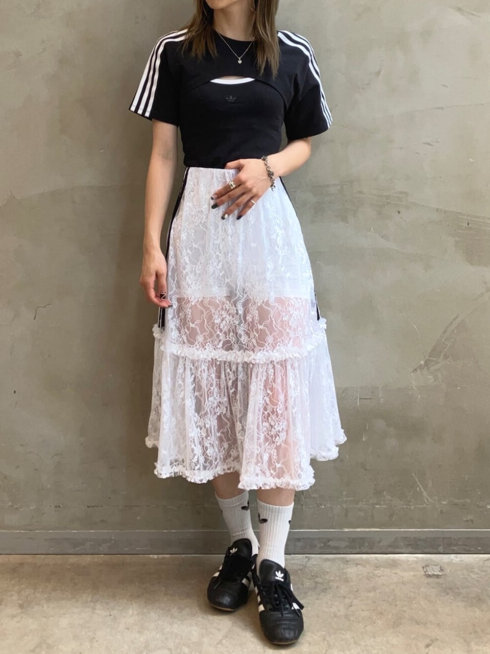 「スニーカー、スカート、Tシャツ、adidas、アディダス、adidas originals、アディダスオリジナルス、lowprofile、TAEKWONDO」｜「adidasのカットアウト カリ半袖Tシャツ / アディダスオリジナルス adidas Originals（Tシャツ/カットソー、ブラック系）」を使った、RTさん（レディース・160cm）の夏コーディネートの2枚目の写真
