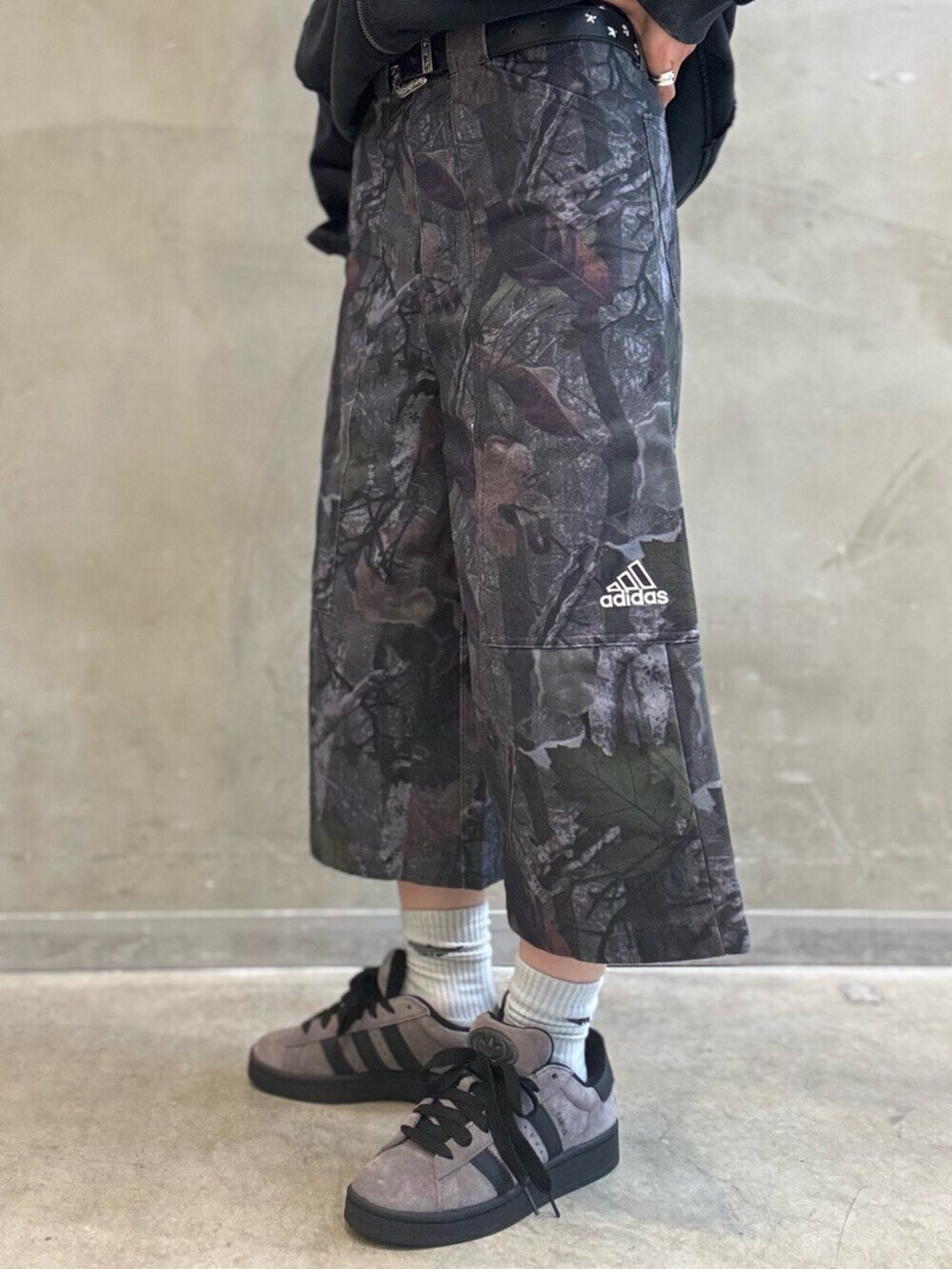 ブラック系のパーカー、ブラック系のその他パンツ、ブラウン系のスニーカーを着用したレディースの夏コーディネートの5枚目の写真