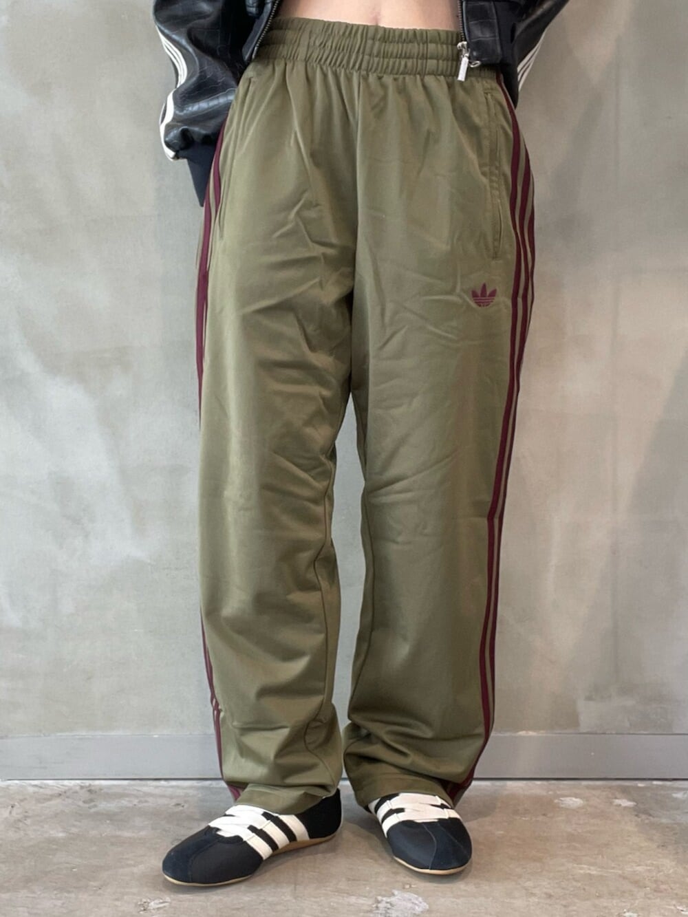 ブラック系のスニーカー、ブラック系のブルゾン、ホワイト系のトップスを着用したレディースの春コーディネートの5枚目の写真