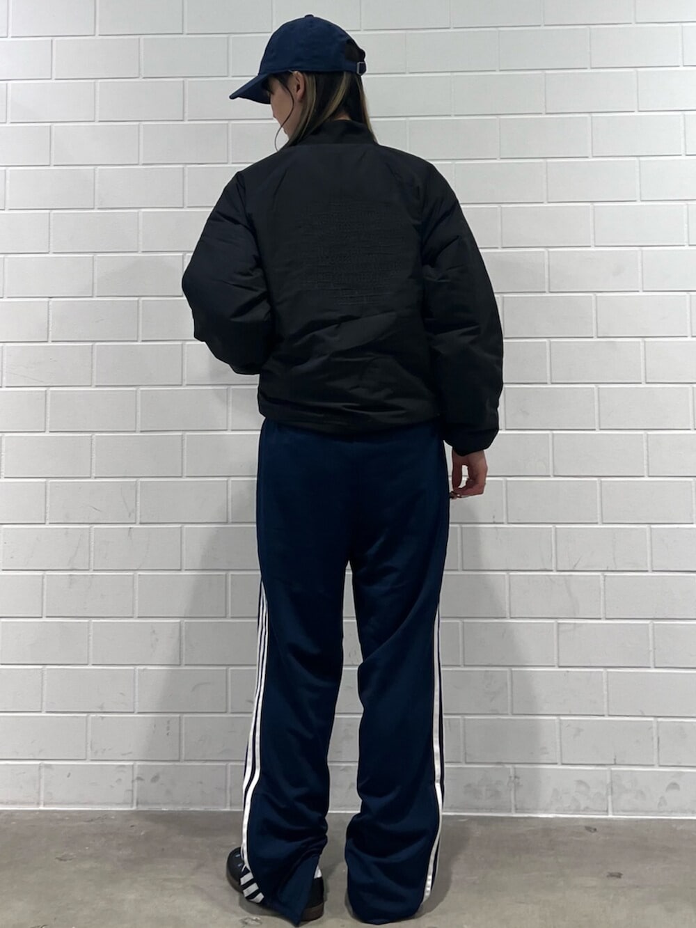 ブルー系のスウェットパンツ、ブラック系のブルゾン、ブラック系のスニーカーを着用したレディースの秋コーディネートの3枚目の写真