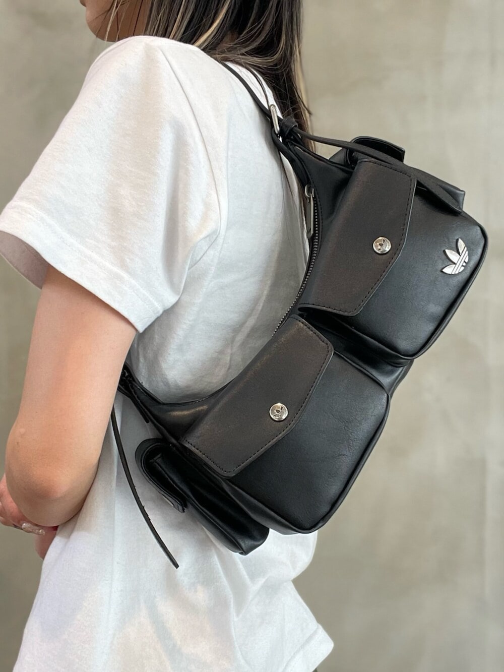 ブラック系のショルダーバッグ、レッド系のスニーカー、グリーン系のその他パンツを着用したレディースの春コーディネートの4枚目の写真