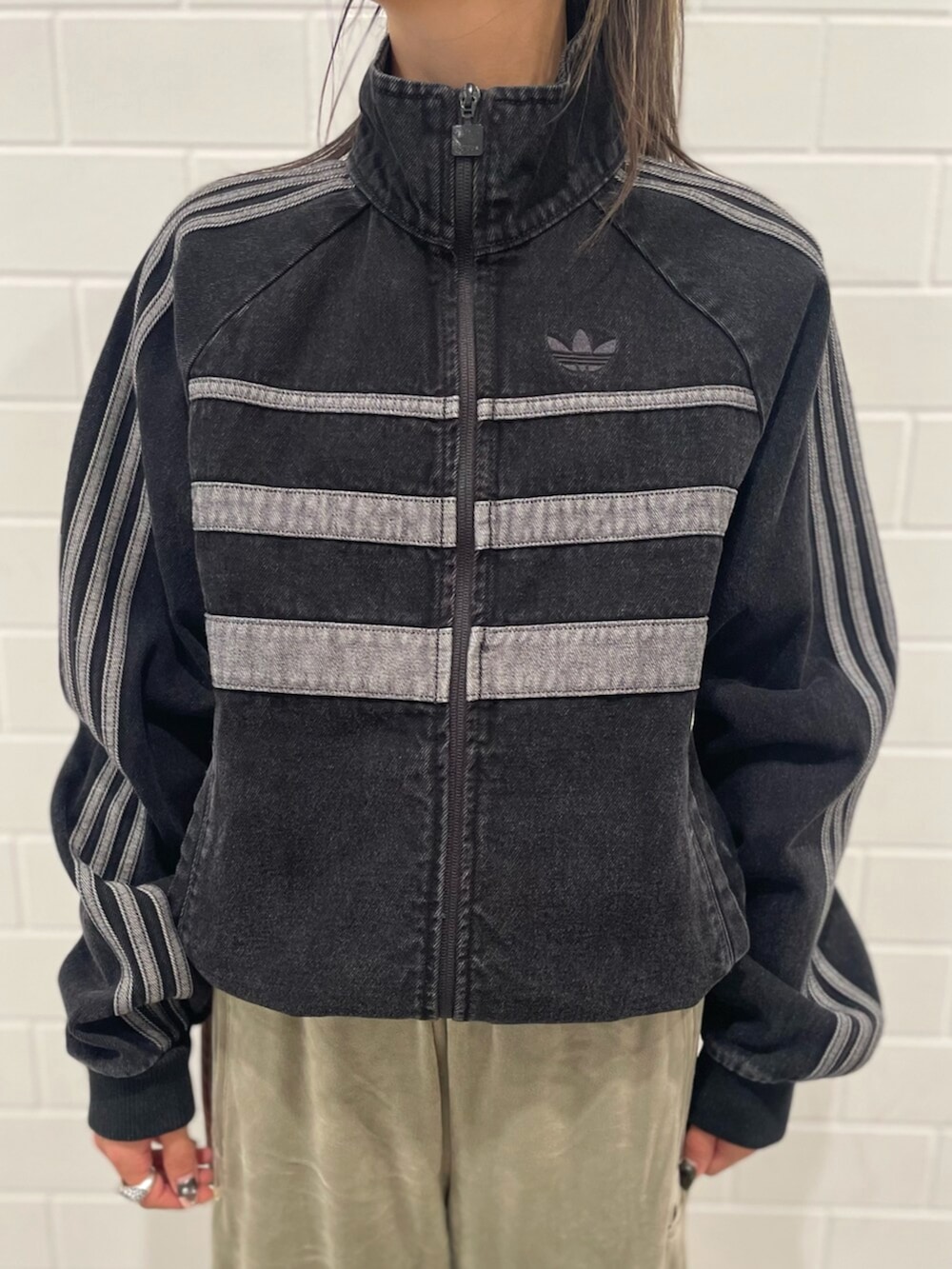 ベージュ系のその他パンツ、ブラック系のブルゾン、ブラウン系のスニーカーを着用したレディースの冬コーディネートの4枚目の写真