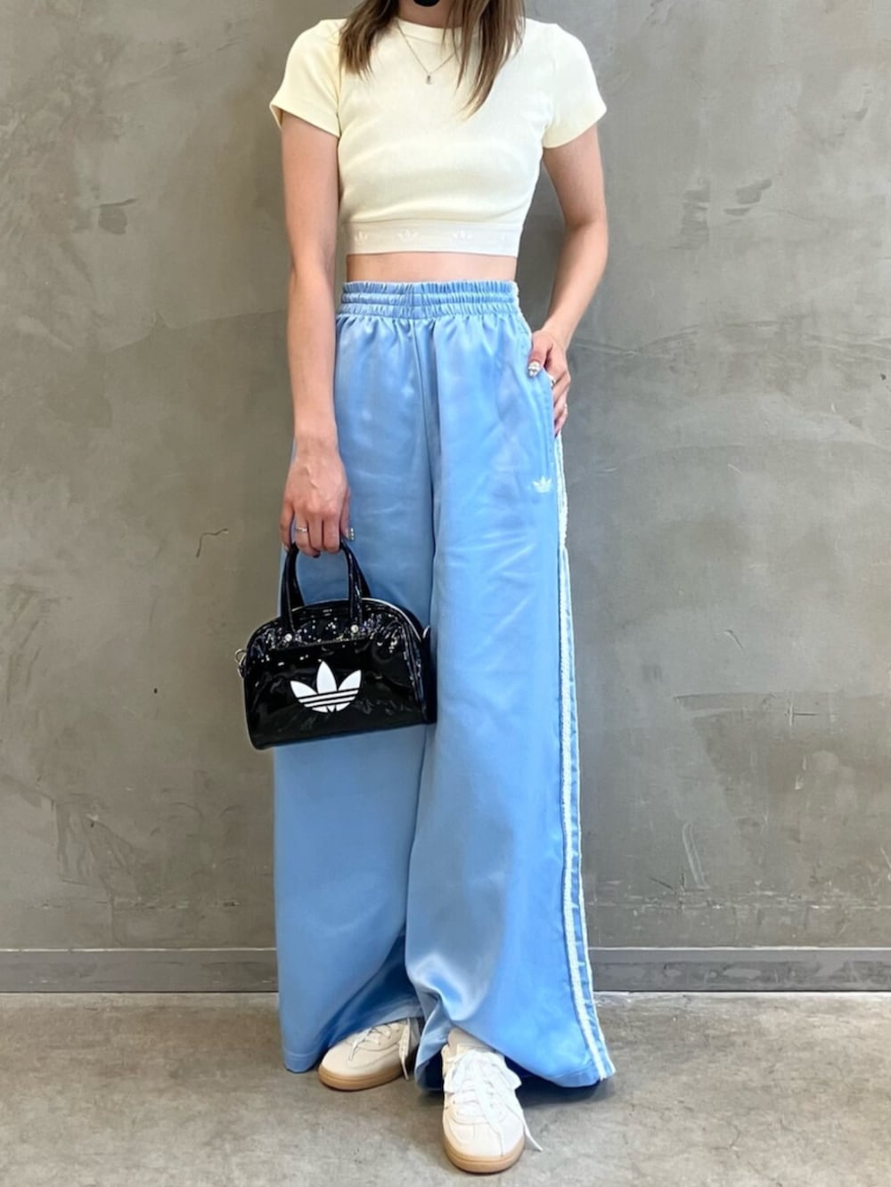 「スニーカー、Tシャツ、adidas、アディダス、adidas originals、アディダスオリジナルス、ジャージパンツ、SPEZIAL 」｜「adidasのアディカラー ミニボウリングバッグ（ショルダーバッグ、ブラック系）」を使った、RTさん（レディース・160cm）の夏コーディネートの2枚目の写真