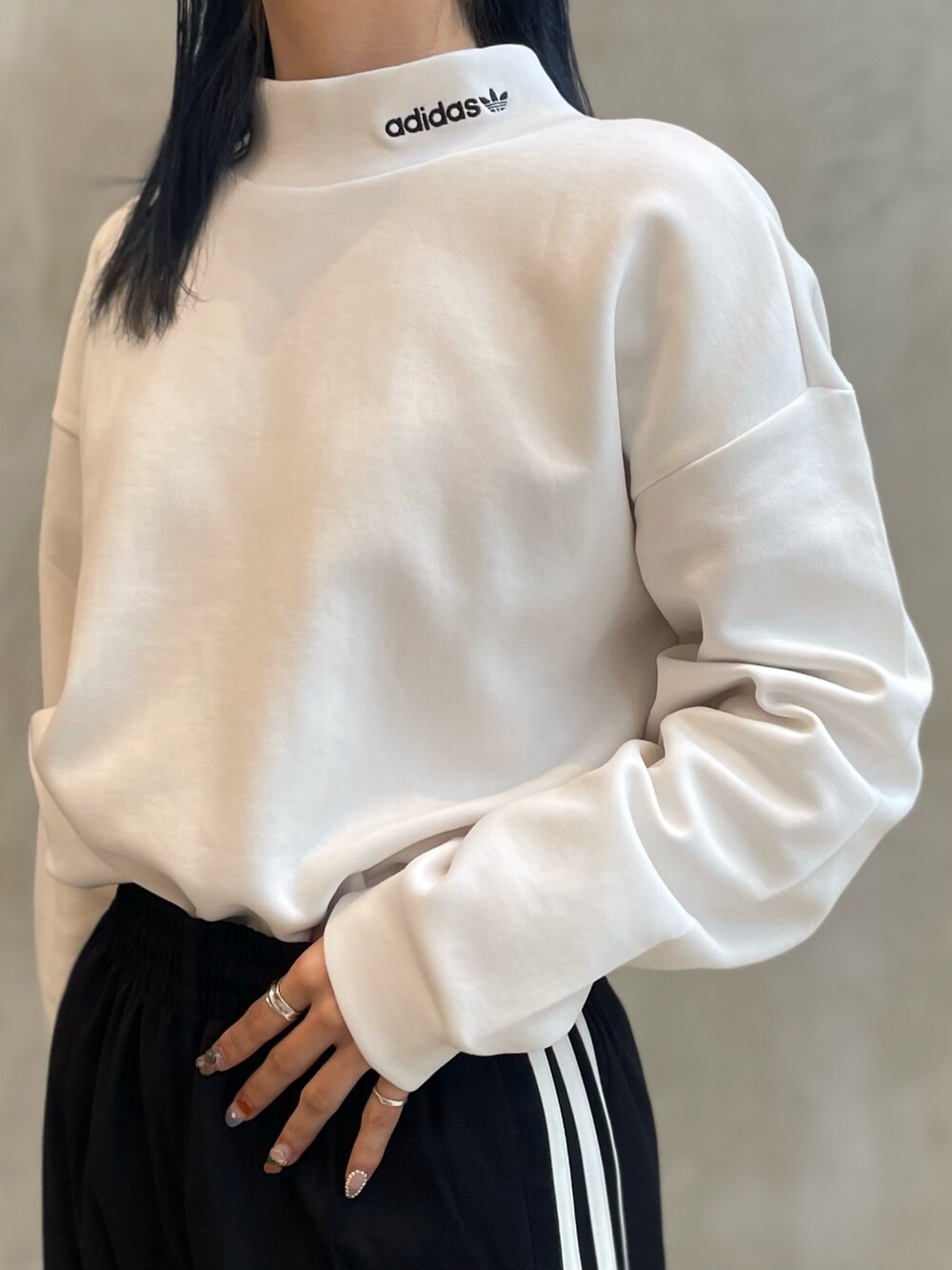 「スニーカー、adidas、クラッチバック、ジャージ、アディダス、トラックパンツ、adidas originals、長袖Tシャツ、トラックトップ、テコンドー」｜「adidasのプレミアム トラックトップ（ジャージ） / ジャージ / アディダスオリジナルス adidas Originals（ナイロンジャケット、ブラック系）」を使った、RTさん（レディース・160cm）の冬コーディネートの5枚目の写真