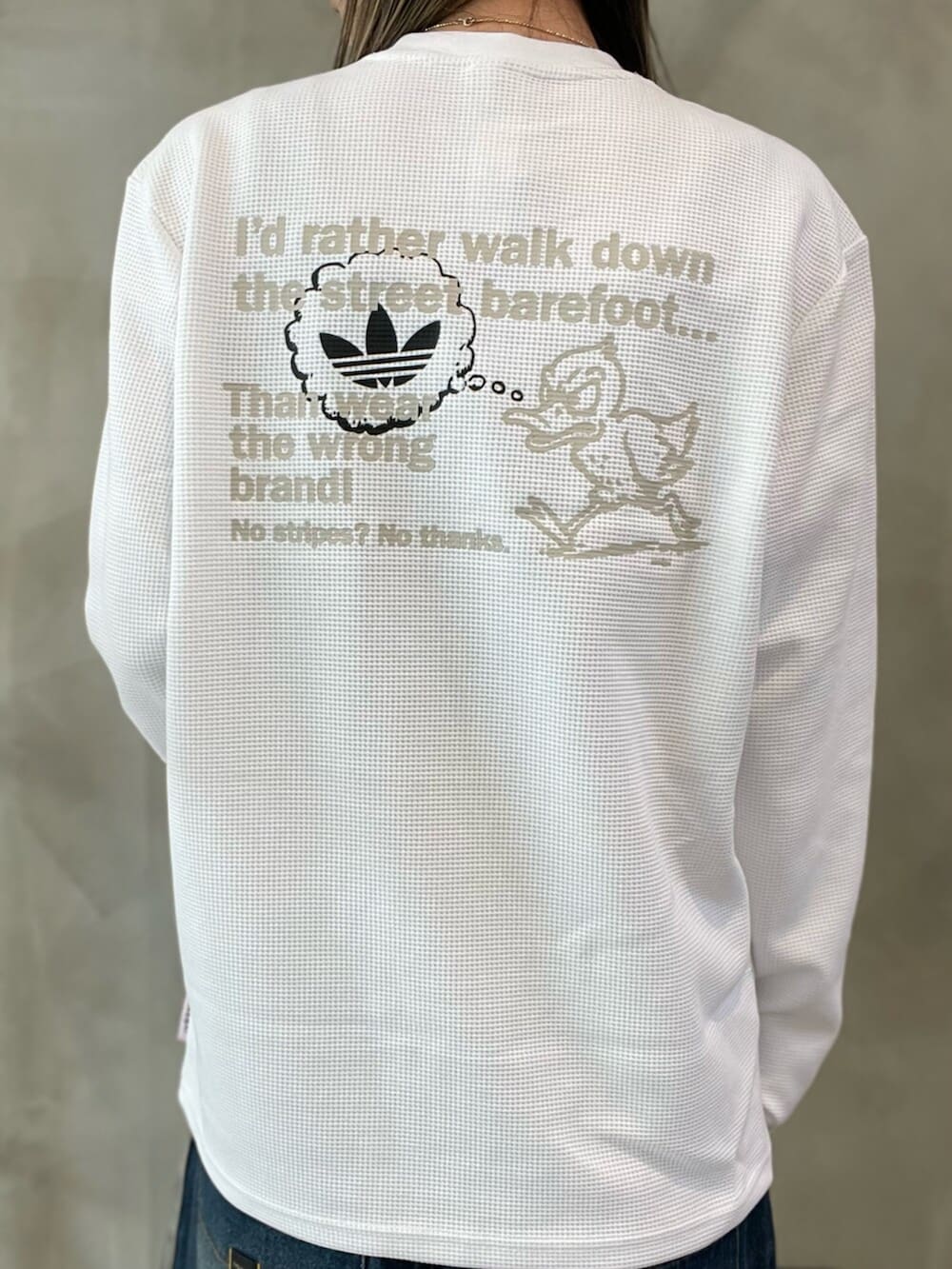 ホワイト系のTシャツ/カットソー、ブラック系のスニーカー、イエロー系のレッグウェアを着用したレディースの冬コーディネートの4枚目の写真