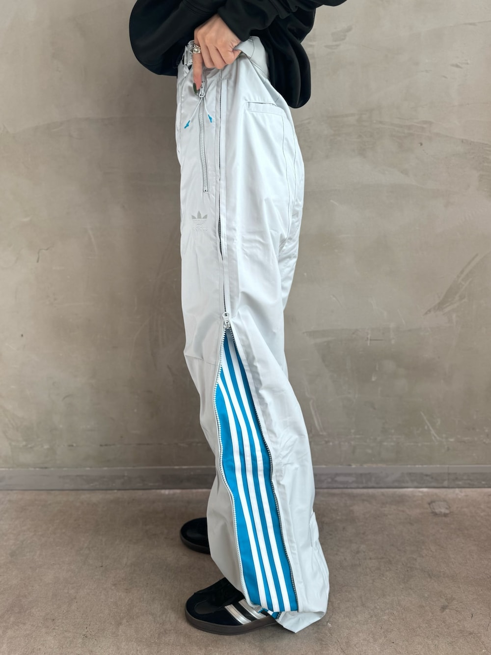 ブラック系のジャージ、グレー系のジャケット/アウター、ブラック系のシューズを着用したレディースの秋コーディネートの5枚目の写真