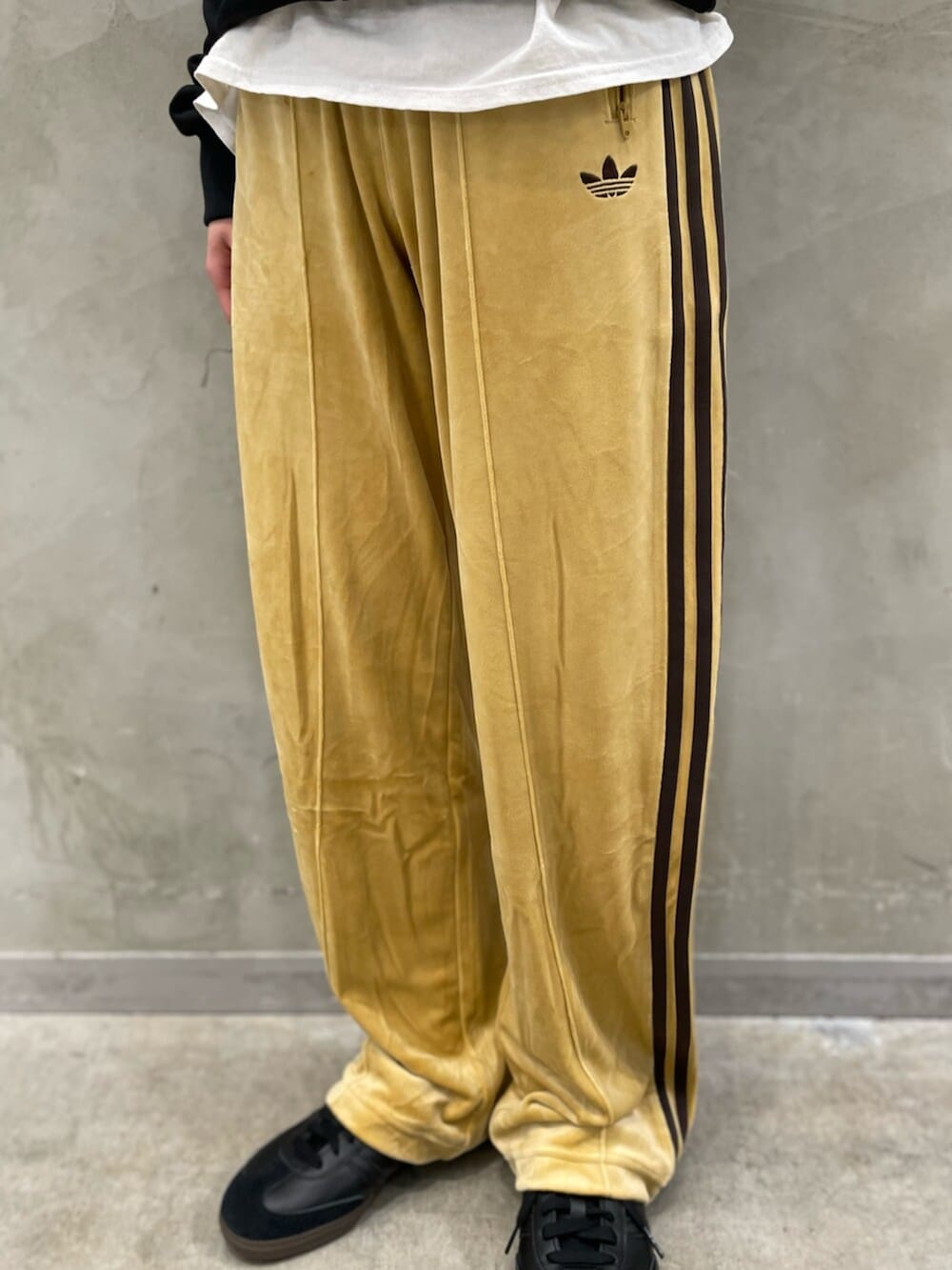 ブラック系のナイロンジャケット、ベージュ系のその他パンツ、ブラック系のスニーカーを着用したレディースの冬コーディネートの5枚目の写真