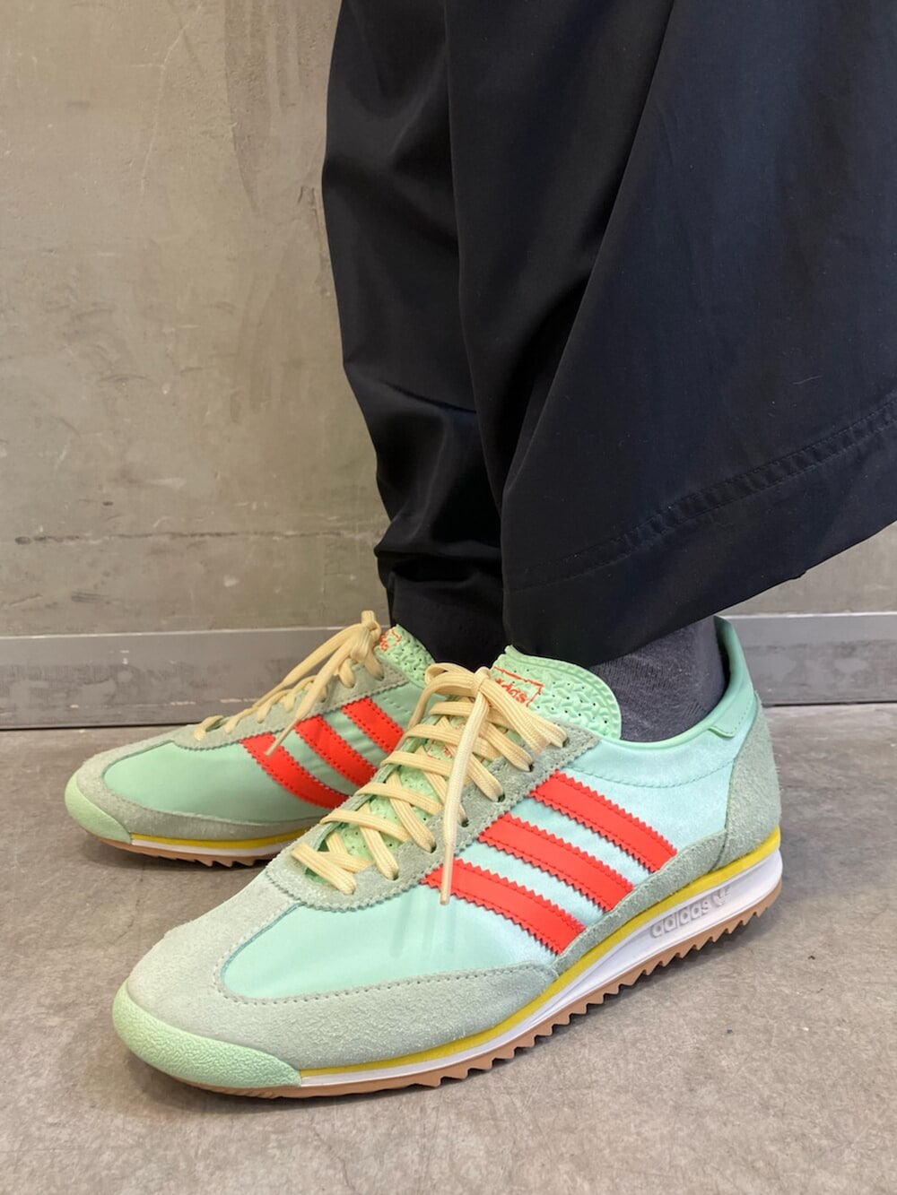 「adidas、adidas originals、アディダス、アディダスオリジナルス、スニーカー、Tシャツ、SL 72」｜「adidasのアディダス オリジナルス 半袖Tシャツ / アディダスオリジナルス adidas Originals（Tシャツ/カットソー、ブラック系）」を使った、RTさん（レディース・160cm）の春コーディネートの6枚目の写真