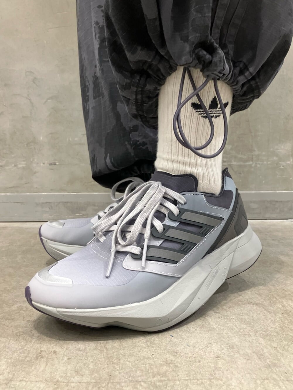 「adidas、adidas originals、アディダス、アディダスオリジナルス、スニーカー、EQUIPMENT、カーゴパンツ」｜「adidasのジップオフ・カーゴ・パンツ ZIPOFF CARGO / アディダスオリジナルス adidas Originals（その他パンツ、グレー系）」を使った、RTさん（レディース・160cm）の夏コーディネートの6枚目の写真
