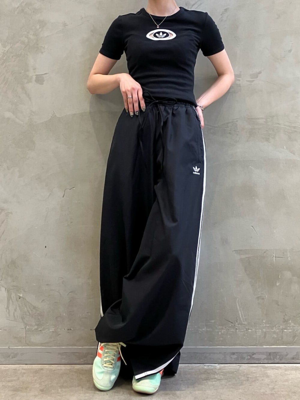 「adidas、adidas originals、アディダス、アディダスオリジナルス、スニーカー、Tシャツ、SL 72」｜「adidasのアディダス オリジナルス 半袖Tシャツ / アディダスオリジナルス adidas Originals（Tシャツ/カットソー、ブラック系）」を使った、RTさん（レディース・160cm）の春コーディネートの2枚目の写真