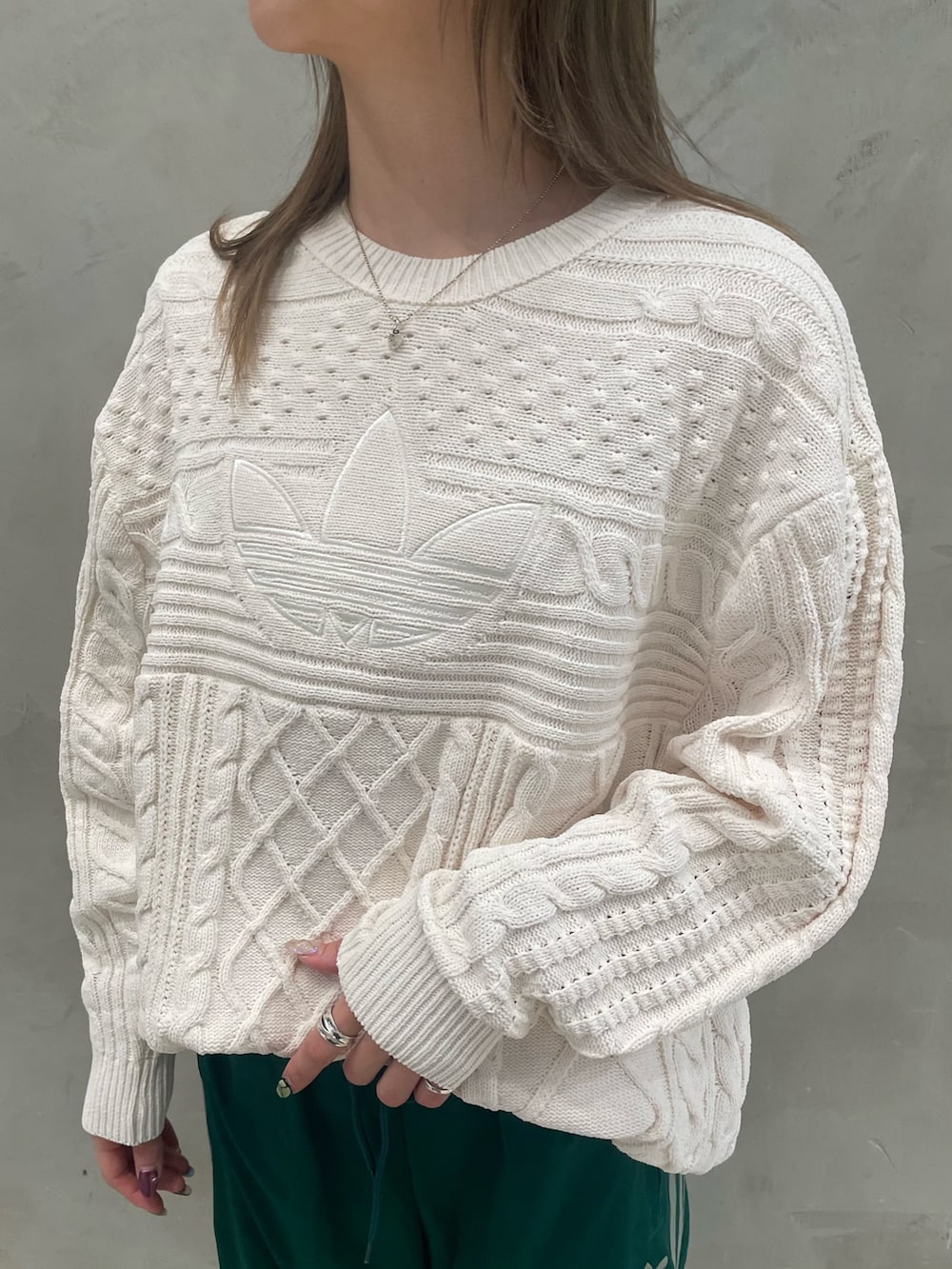 ブラウン系のジャケット/アウター、ホワイト系のニット/セーター、グレー系のスニーカーを着用したレディースの冬コーディネートの5枚目の写真