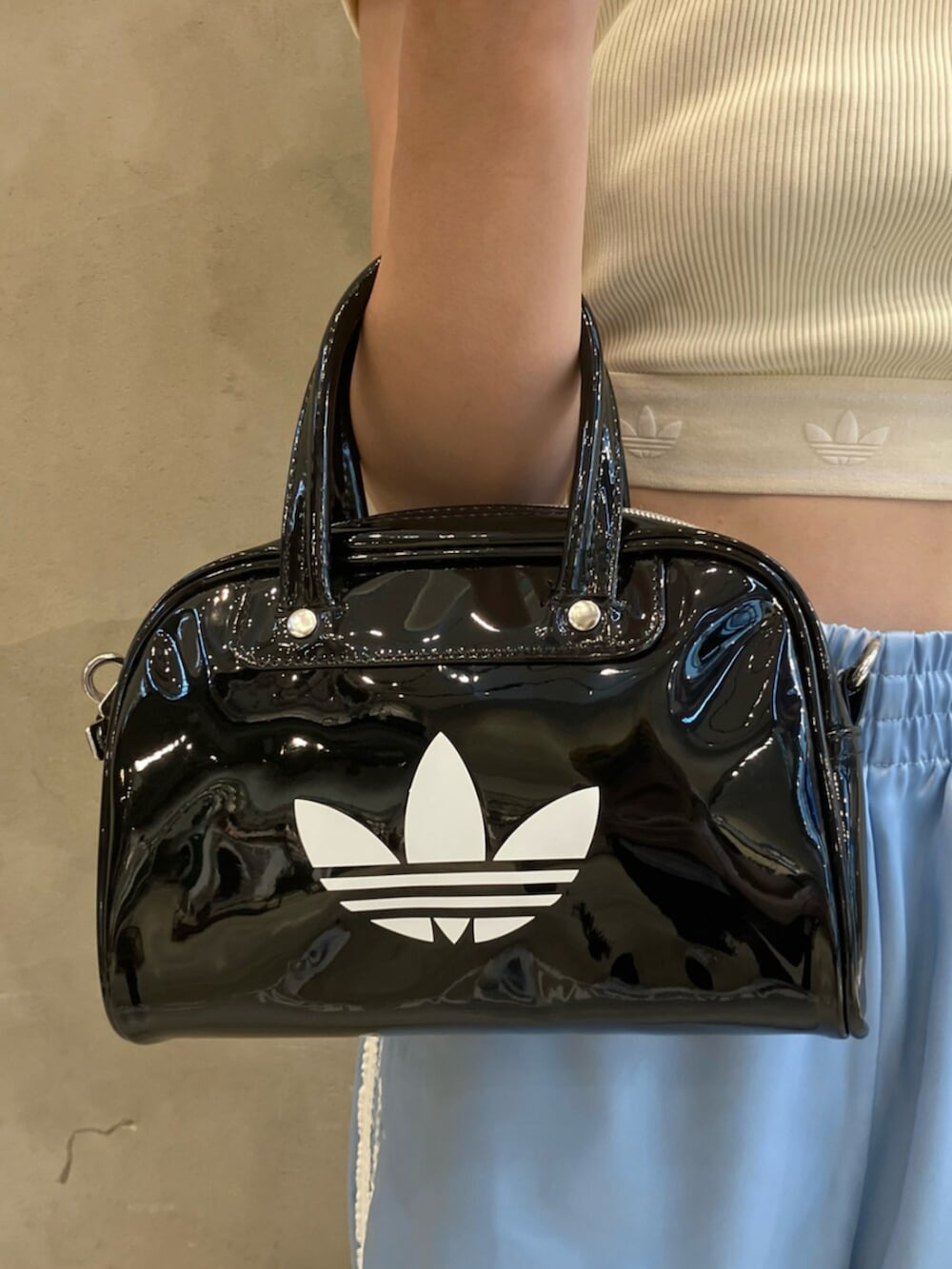 「スニーカー、Tシャツ、adidas、アディダス、adidas originals、アディダスオリジナルス、ジャージパンツ、SPEZIAL 」｜「adidasのアディカラー ミニボウリングバッグ（ショルダーバッグ、ブラック系）」を使った、RTさん（レディース・160cm）の夏コーディネートの4枚目の写真