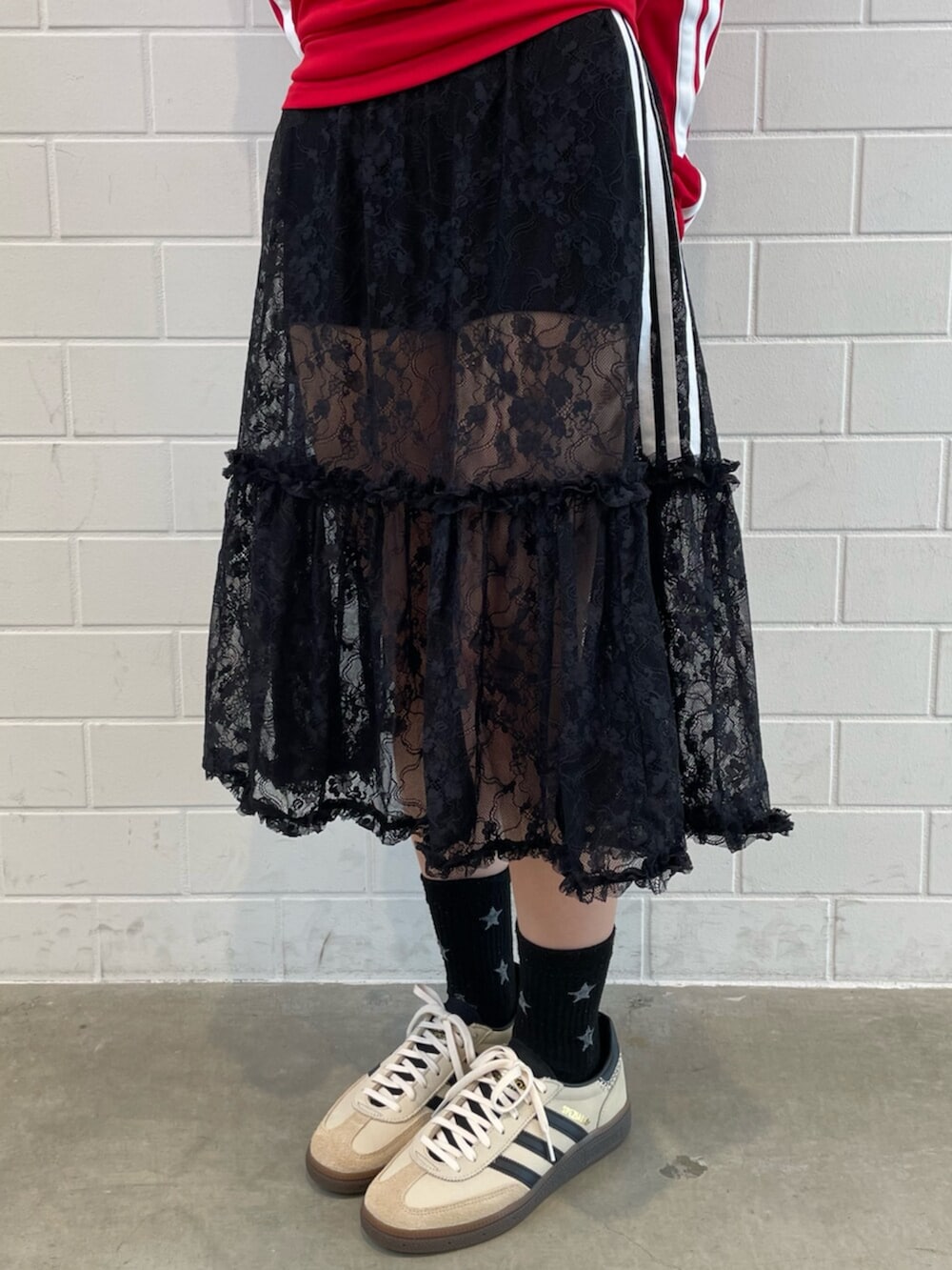 ホワイト系のスニーカー、レッド系のTシャツ/カットソー、ホワイト系のハンドバッグを着用したレディースの秋コーディネートの5枚目の写真