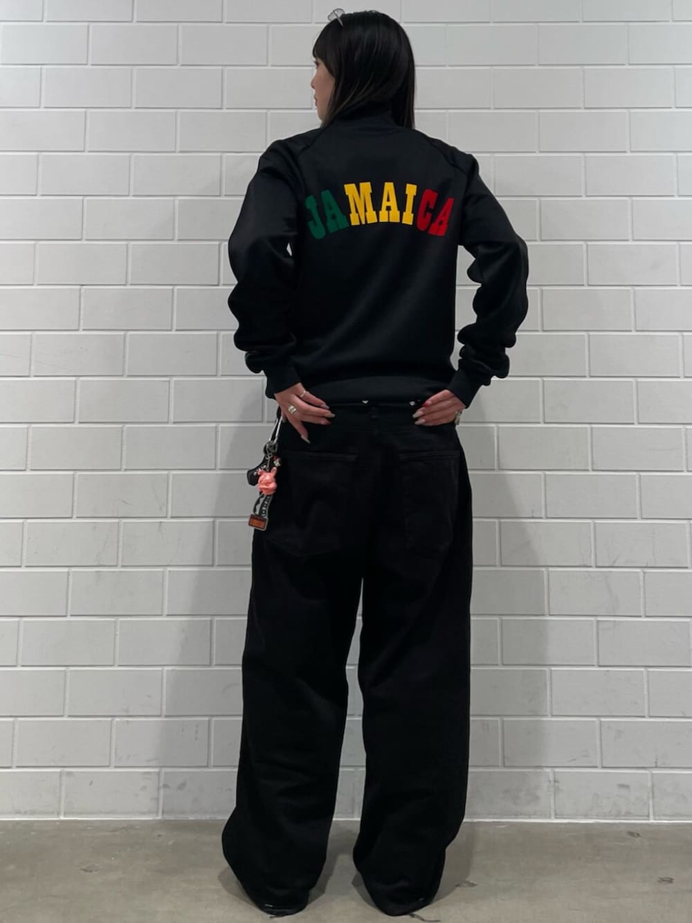 ブラック系のジャージ、その他のシューズを着用したレディースの冬コーディネートの3枚目の写真