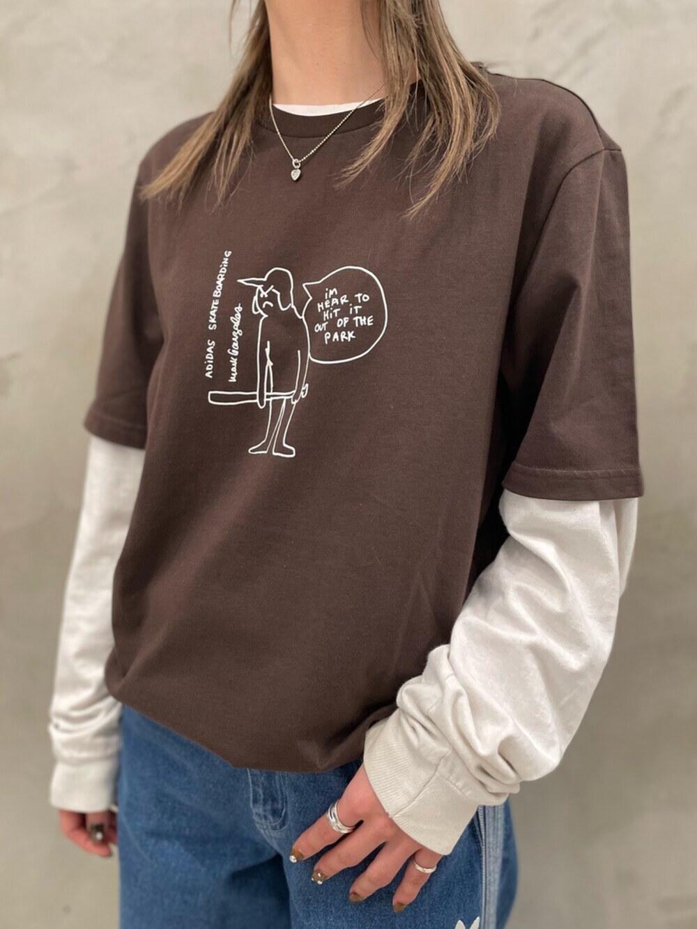 ブラウン系のTシャツ/カットソー、ブルー系のデニムパンツ、ブラウン系のシューズを着用したレディースの冬コーディネートの4枚目の写真