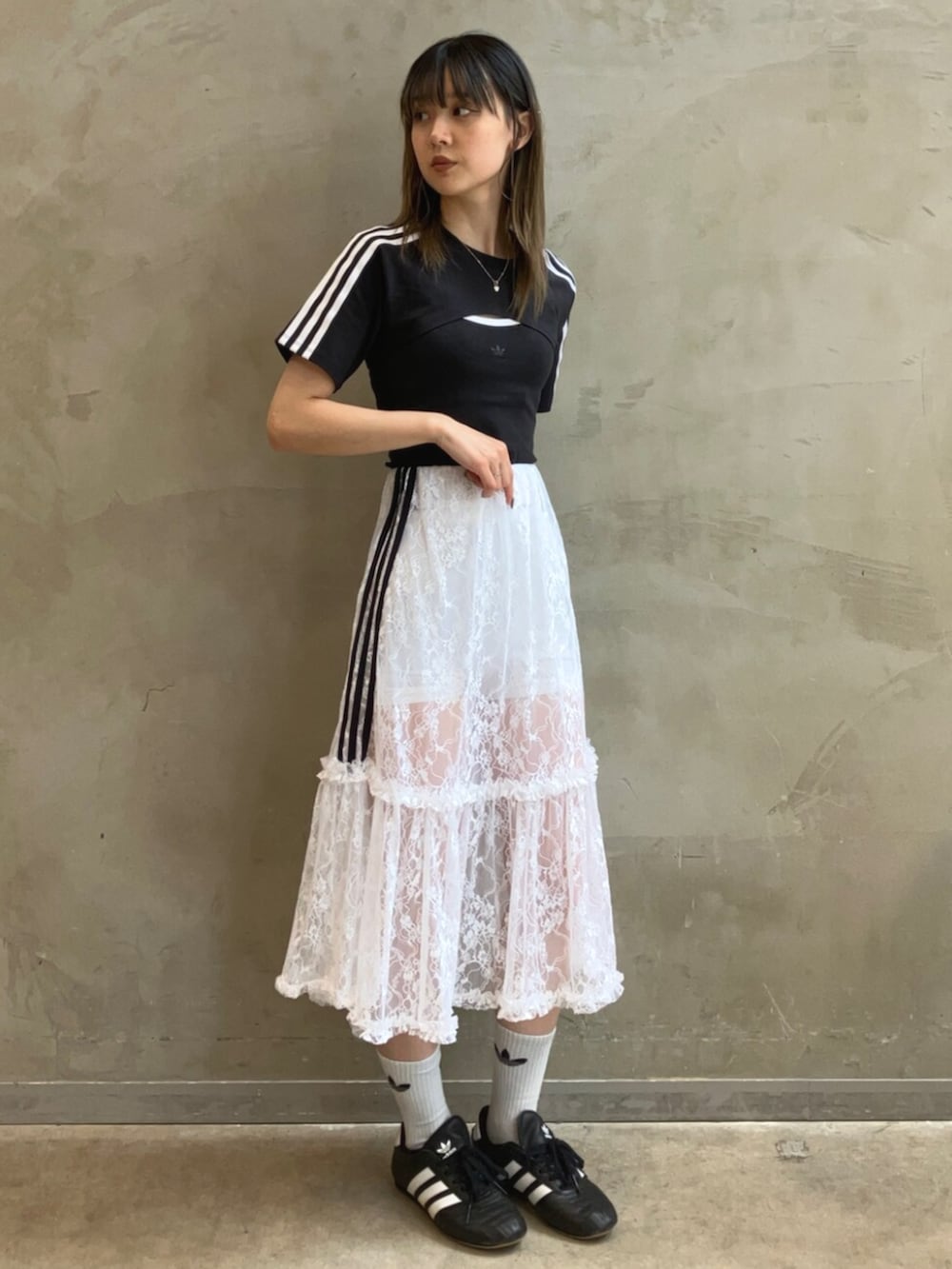 「スニーカー、スカート、Tシャツ、adidas、アディダス、adidas originals、アディダスオリジナルス、lowprofile、TAEKWONDO」｜「adidasのカットアウト カリ半袖Tシャツ / アディダスオリジナルス adidas Originals（Tシャツ/カットソー、ブラック系）」を使った、RTさん（レディース・160cm）の夏コーディネートの3枚目の写真
