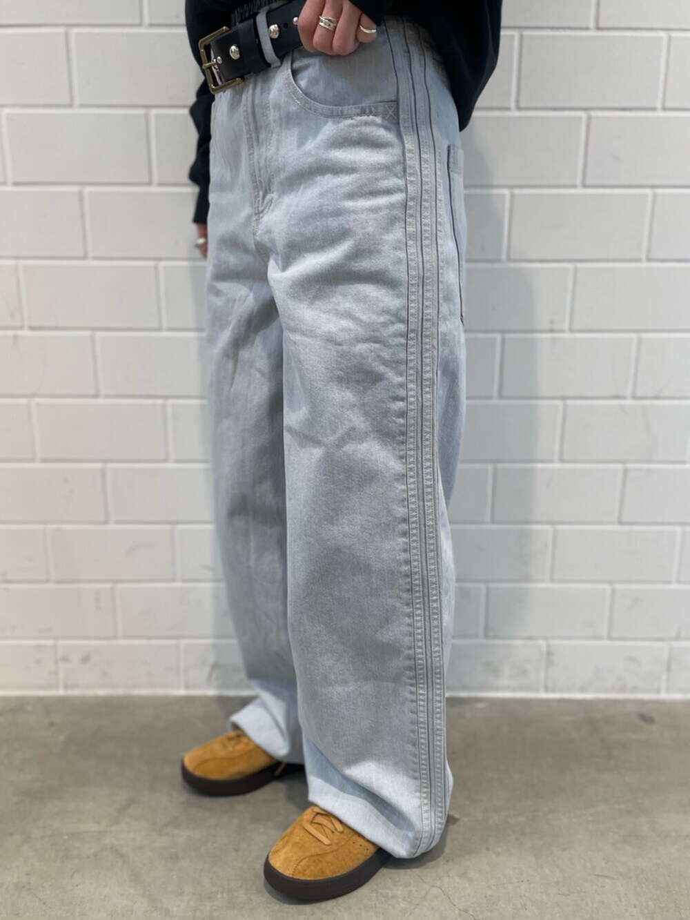 ブルー系のその他パンツ、ブラック系のパーカー、イエロー系のシューズを着用したレディースの冬コーディネートの5枚目の写真