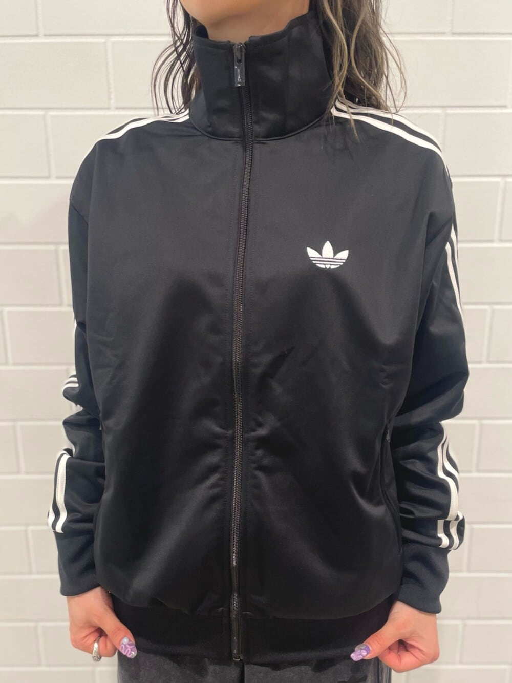 ブラック系のその他パンツ、ブラック系のジャージ、ブラック系のスニーカーを着用したレディースの春コーディネートの6枚目の写真