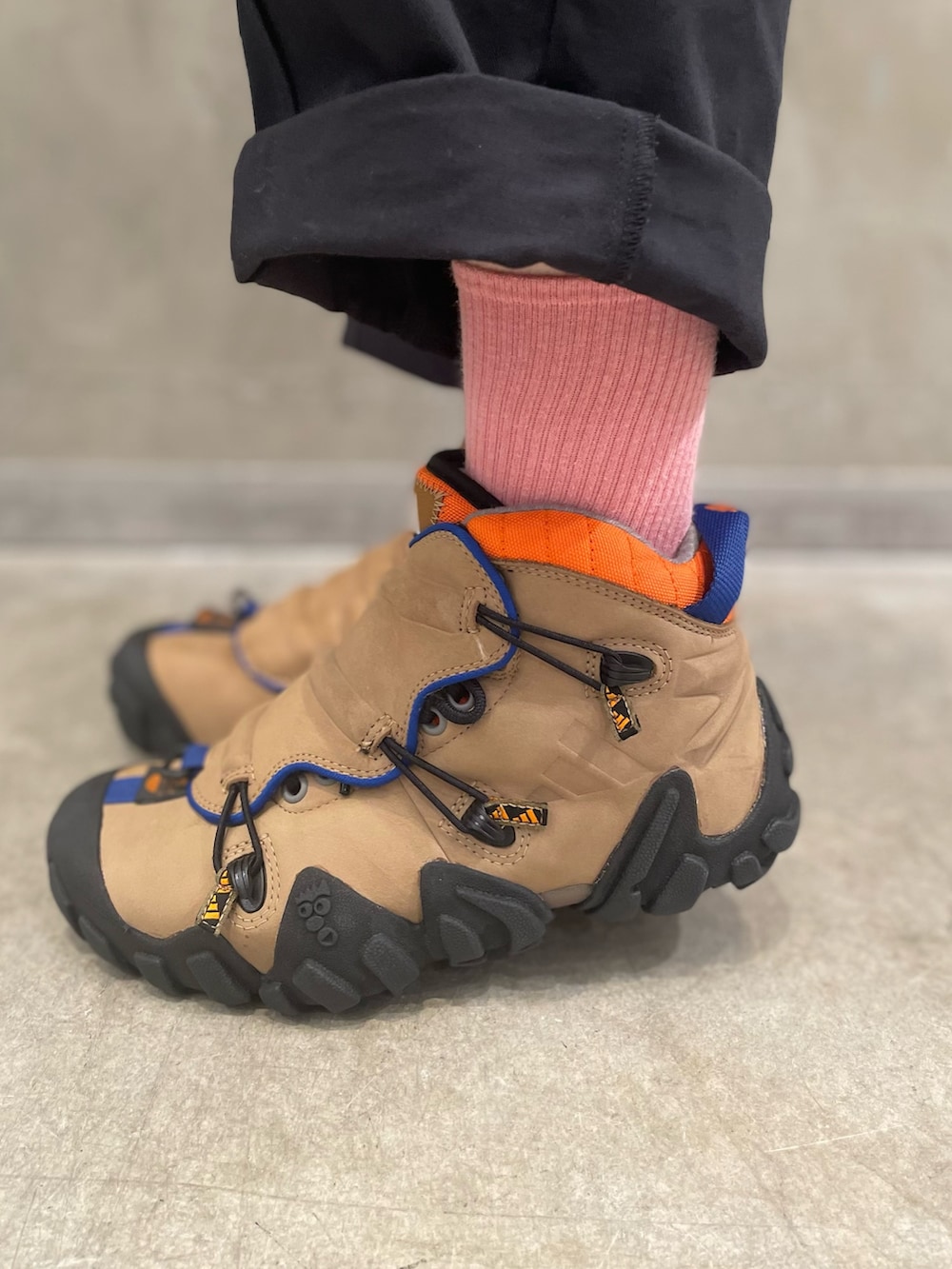 ブラック系のナイロンジャケット、ブラウン系のトップス、ブラック系のスウェットパンツを着用したレディースの秋コーディネートの5枚目の写真