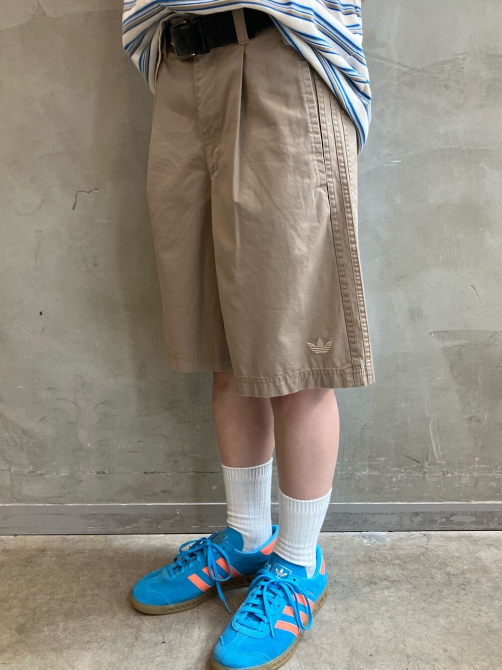 ブラウン系のその他パンツ、ブルー系のスニーカーを着用したレディースの夏コーディネートの5枚目の写真