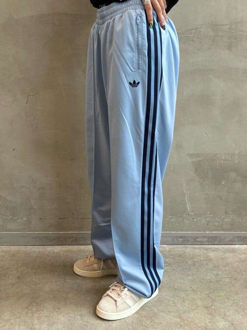 ブラック系のシューズアクセサリー、ブラック系のショルダーバッグ、ブルー系のスウェットパンツを着用したレディースの冬コーディネートの4枚目の写真