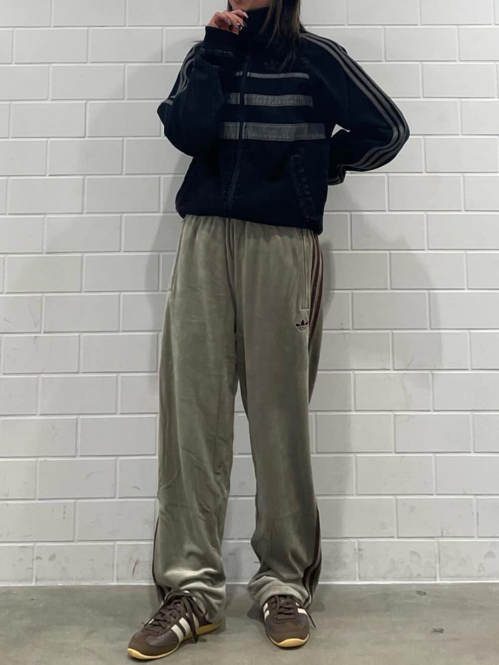 ベージュ系のその他パンツ、ブラック系のブルゾン、ブラウン系のスニーカーを着用したレディースの冬コーディネートの2枚目の写真