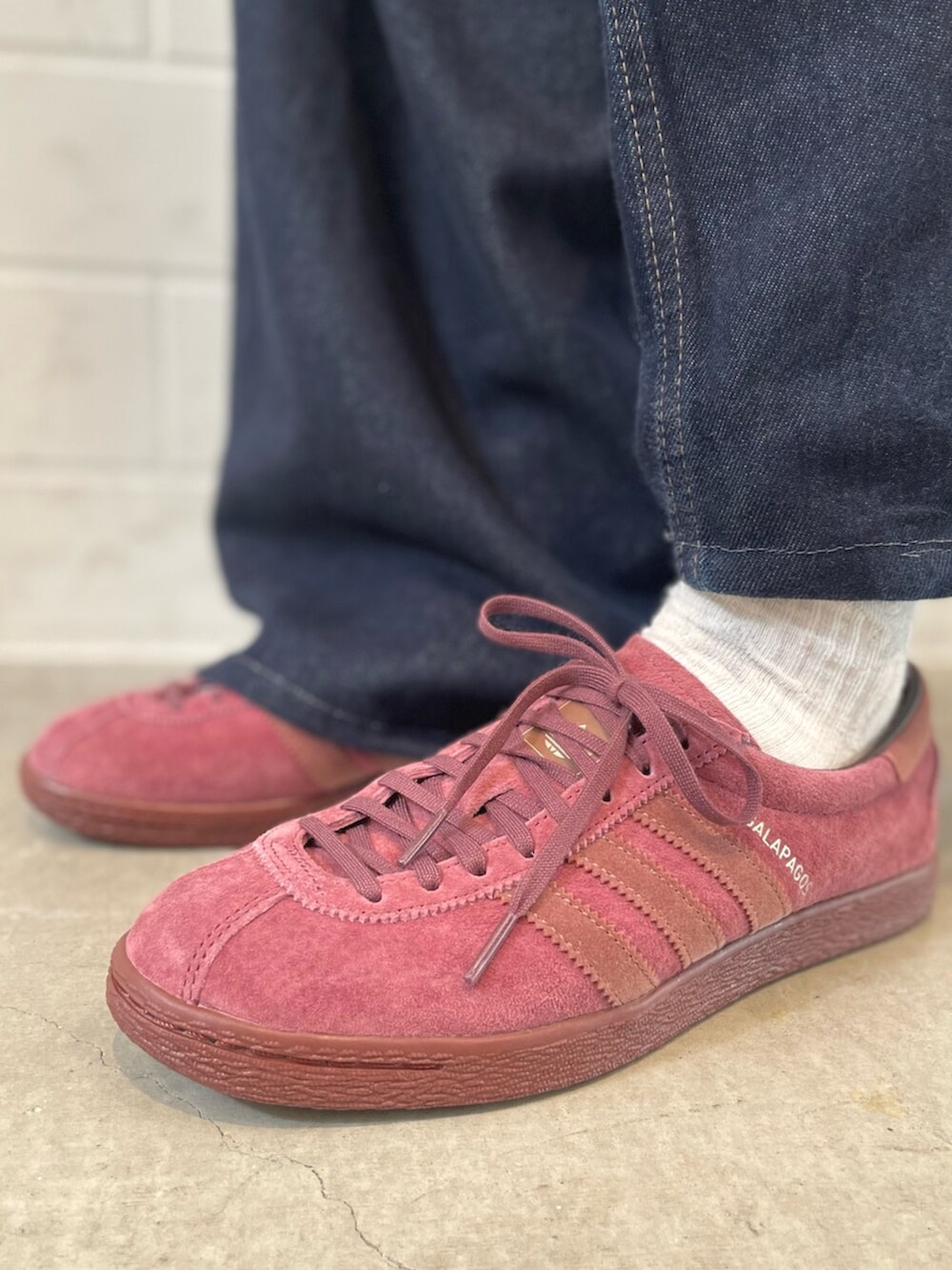 ホワイト系のトップス、レッド系のシューズを着用したレディースの春コーディネートの4枚目の写真