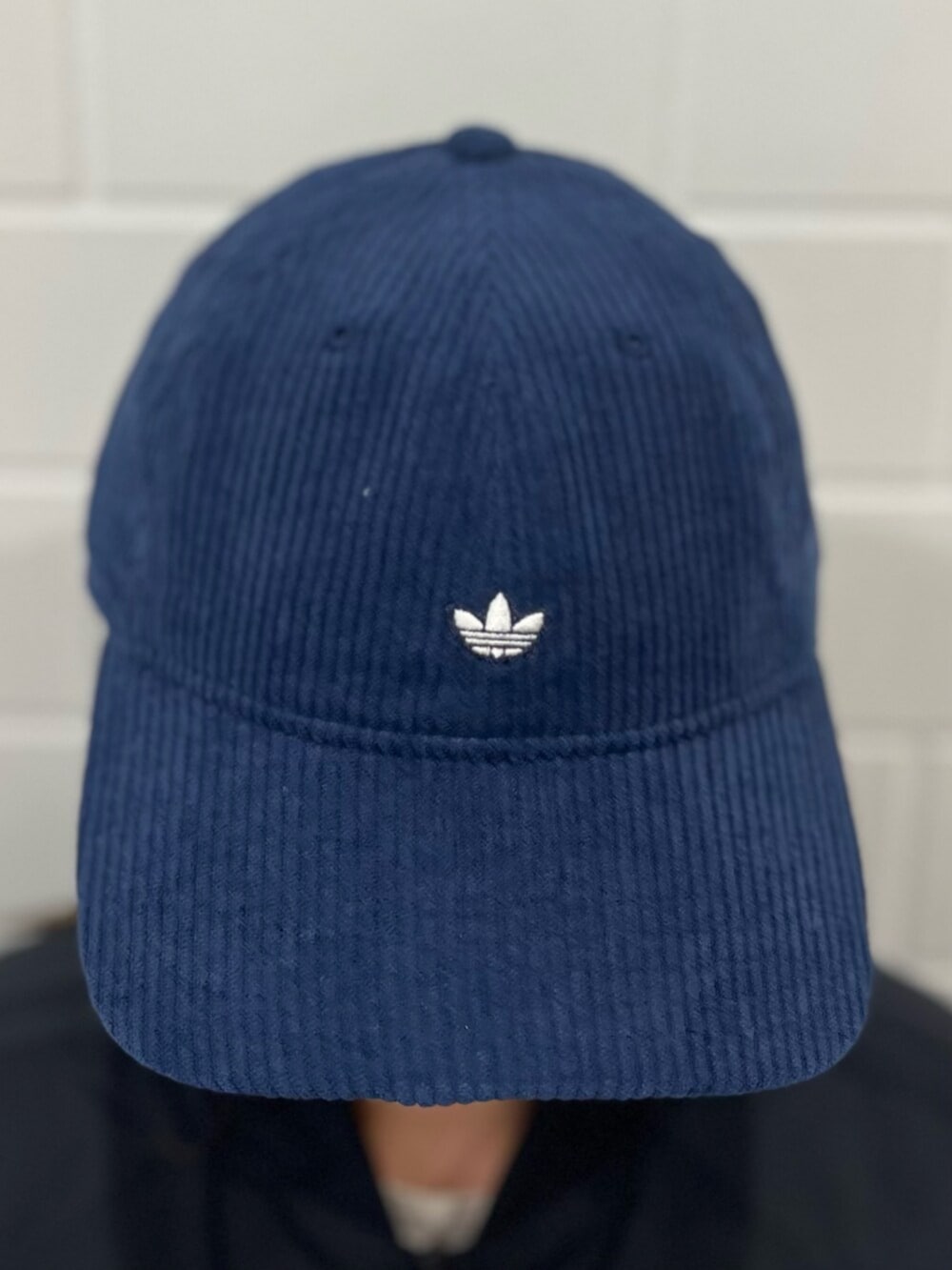 ブルー系のスウェットパンツ、ブラック系のブルゾン、ブラック系のスニーカーを着用したレディースの秋コーディネートの4枚目の写真