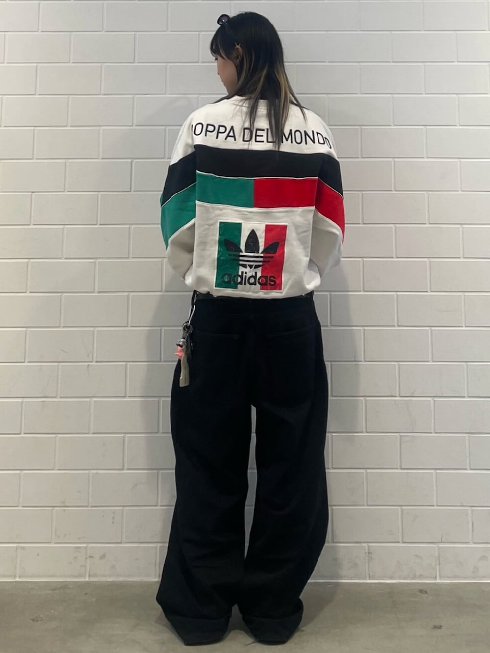 ベージュ系のスニーカー、ホワイト系のスウェットを着用したレディースの冬コーディネートの3枚目の写真