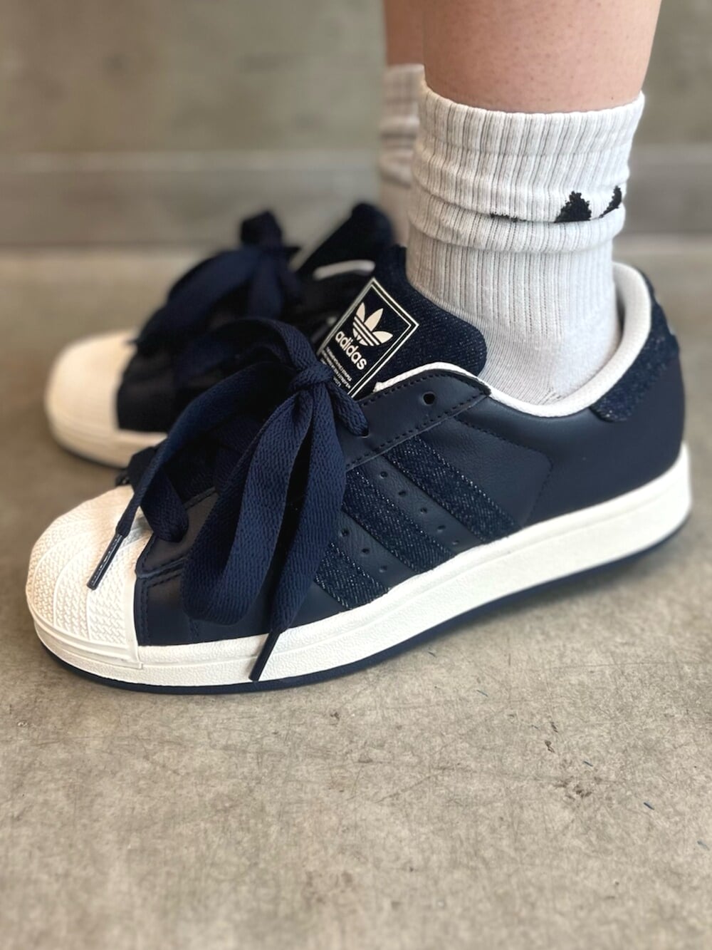 ホワイト系のその他パンツ、ブルー系のスニーカー、ブルー系のデニムジャケットを着用したレディースの夏コーディネートの6枚目の写真