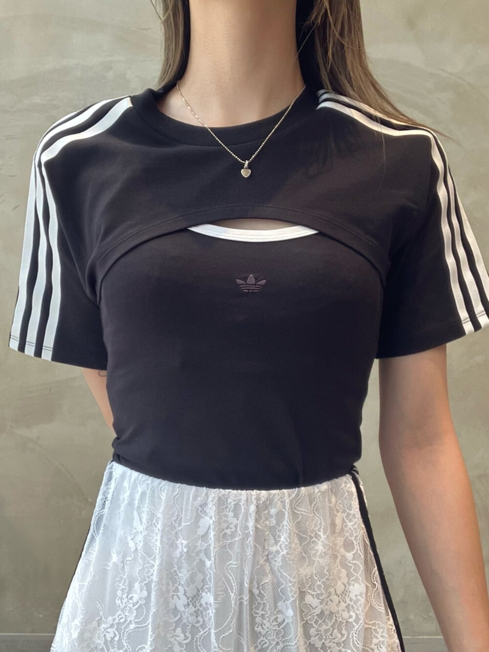 「スニーカー、スカート、Tシャツ、adidas、アディダス、adidas originals、アディダスオリジナルス、lowprofile、TAEKWONDO」｜「adidasのカットアウト カリ半袖Tシャツ / アディダスオリジナルス adidas Originals（Tシャツ/カットソー、ブラック系）」を使った、RTさん（レディース・160cm）の夏コーディネートの4枚目の写真