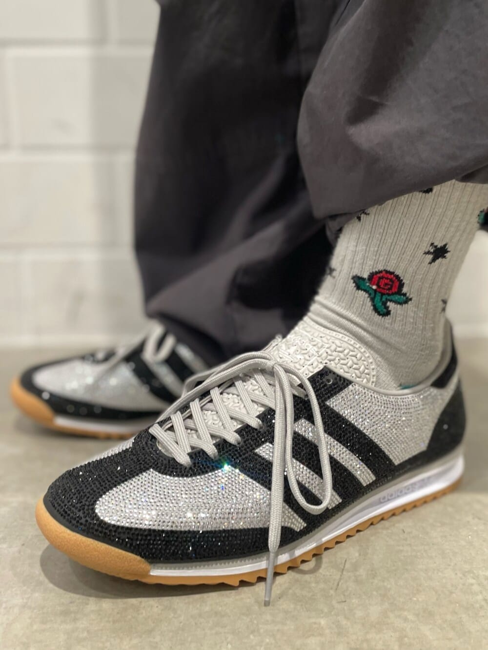 ブラック系のTシャツ/カットソー、ブラック系のブルゾン、グレー系のその他パンツを着用したレディースの冬コーディネートの8枚目の写真