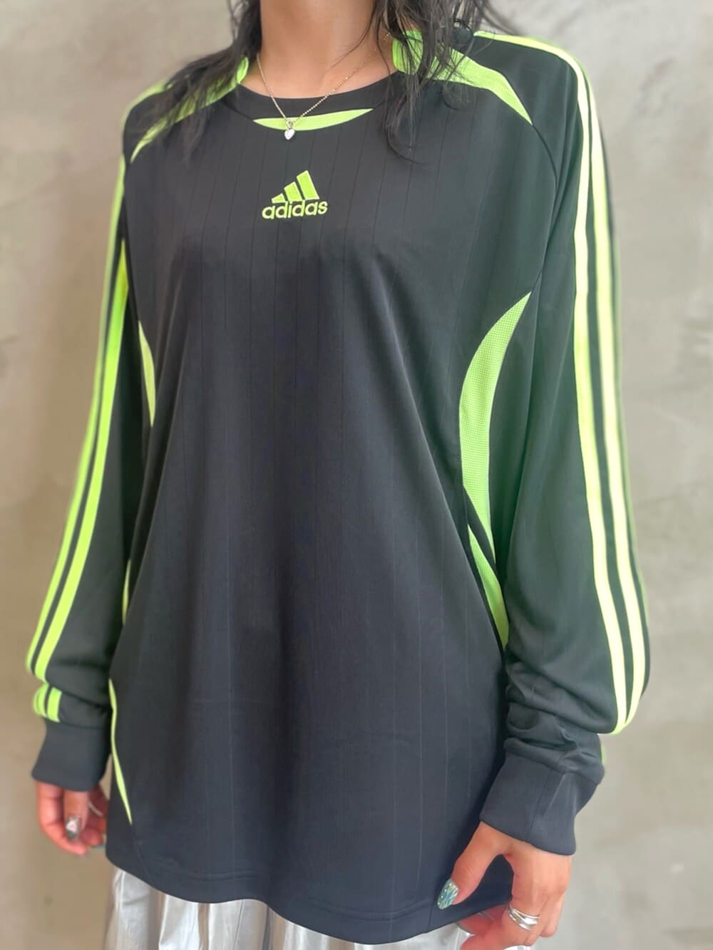 ブラック系のスニーカー、ブラック系のショルダーバッグ、シルバー系のスウェットパンツを着用したレディースの秋コーディネートの3枚目の写真