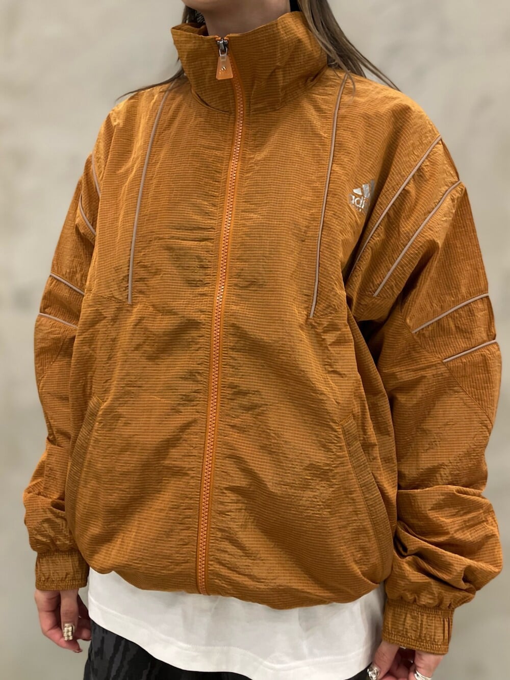 「adidas、adidas originals、アディダス、アディダスオリジナルス、スニーカー、EQUIPMENT、カーゴパンツ」｜「adidasのジップオフ・カーゴ・パンツ ZIPOFF CARGO / アディダスオリジナルス adidas Originals（その他パンツ、グレー系）」を使った、RTさん（レディース・160cm）の夏コーディネートの4枚目の写真