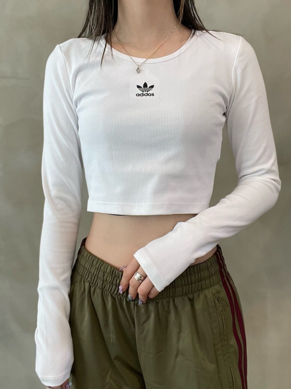 ブラック系のスニーカー、ブラック系のブルゾン、ホワイト系のトップスを着用したレディースの春コーディネートの4枚目の写真