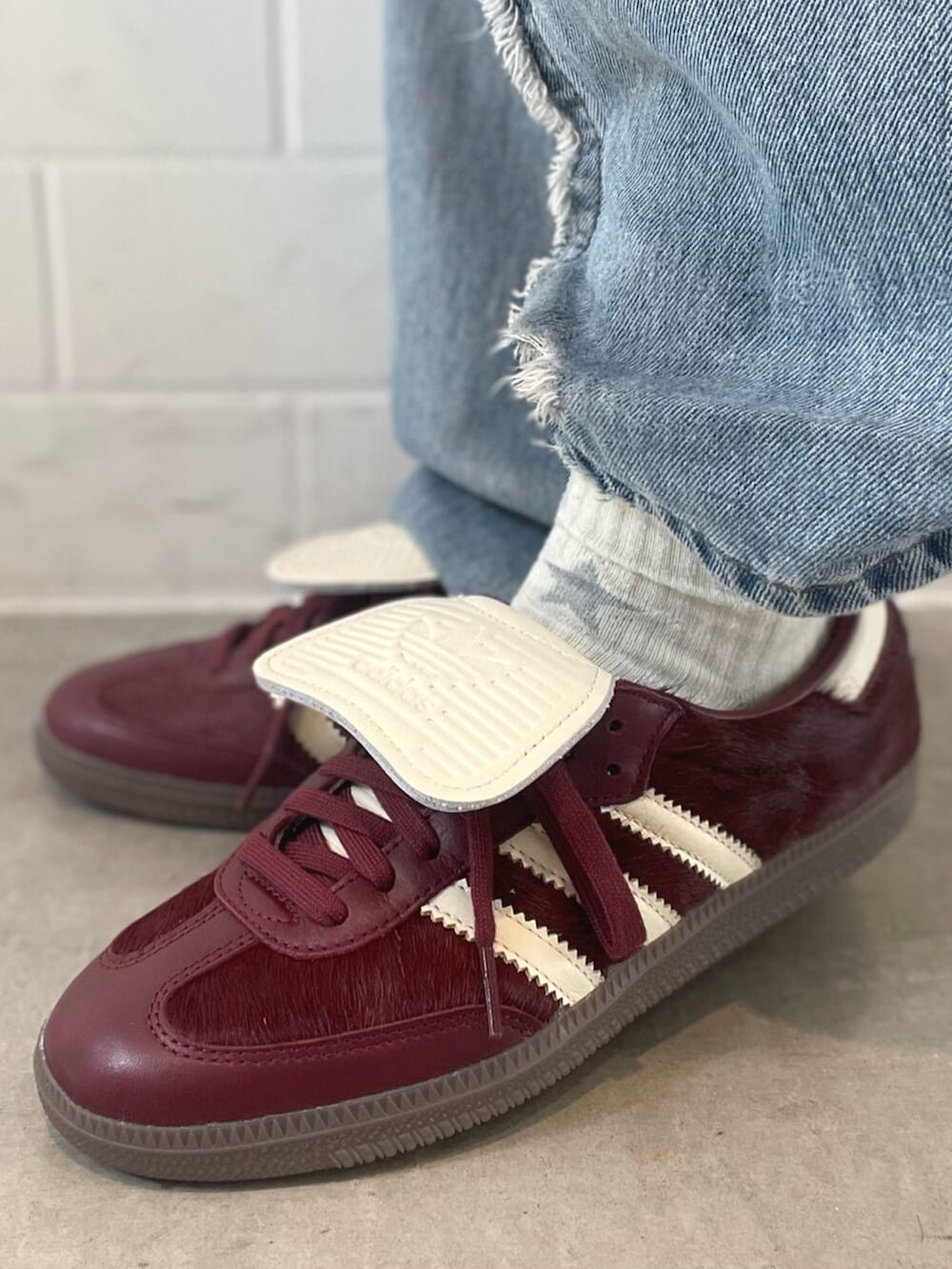 レッド系のスニーカー、グリーン系のジャージを着用したレディースの春コーディネートの4枚目の写真