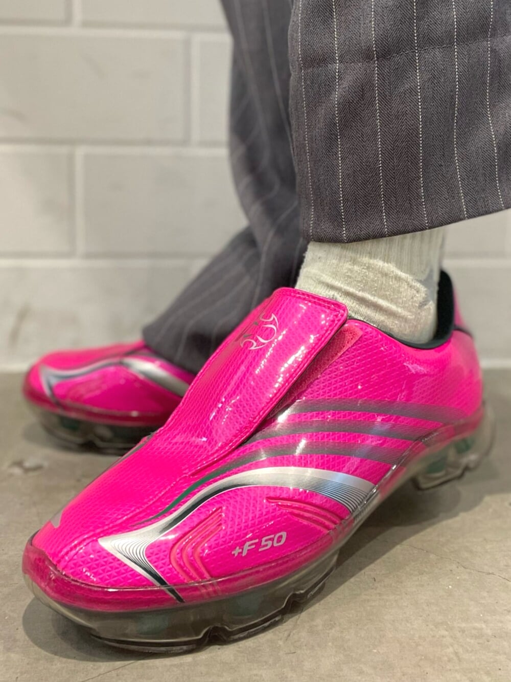 ブラック系のダウンジャケット/コート、ピンク系のシューズを着用したレディースの春コーディネートの4枚目の写真