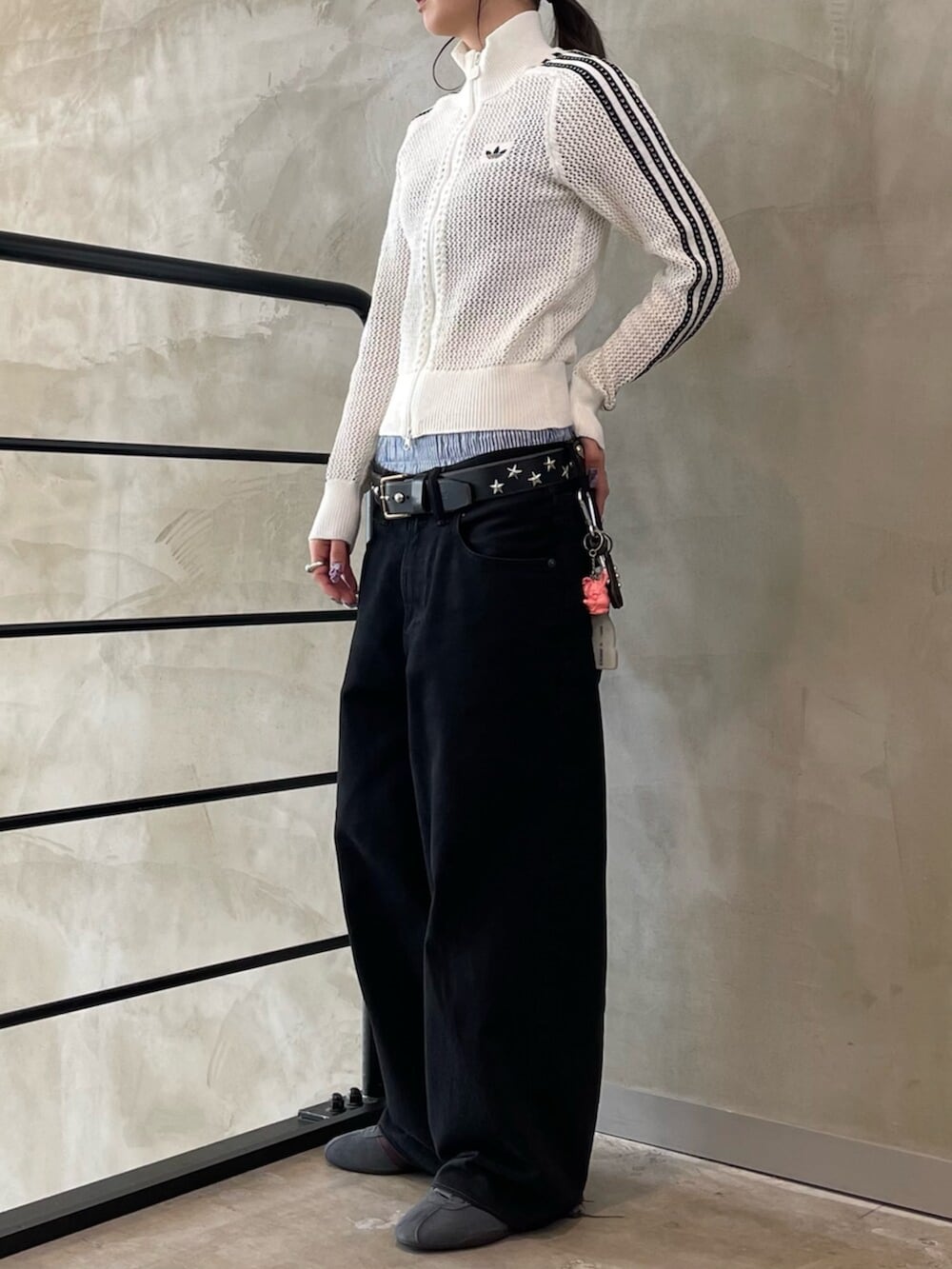 グレー系のスニーカー、ホワイト系のジャージを着用したレディースの春コーディネートの2枚目の写真