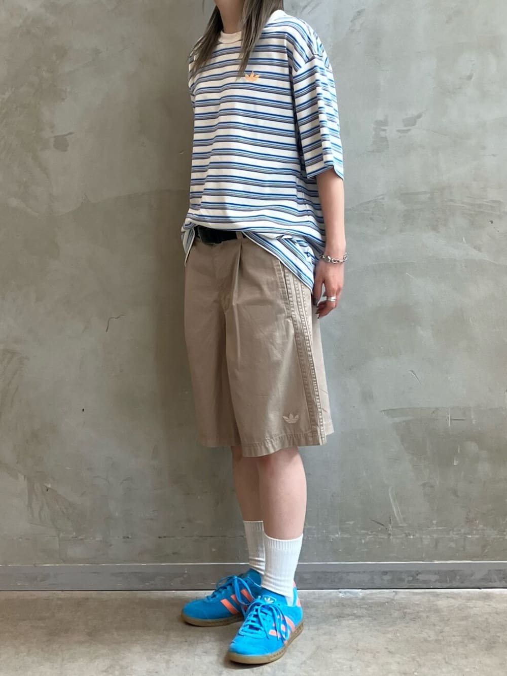 ブラウン系のその他パンツ、ブルー系のスニーカーを着用したレディースの夏コーディネートの2枚目の写真