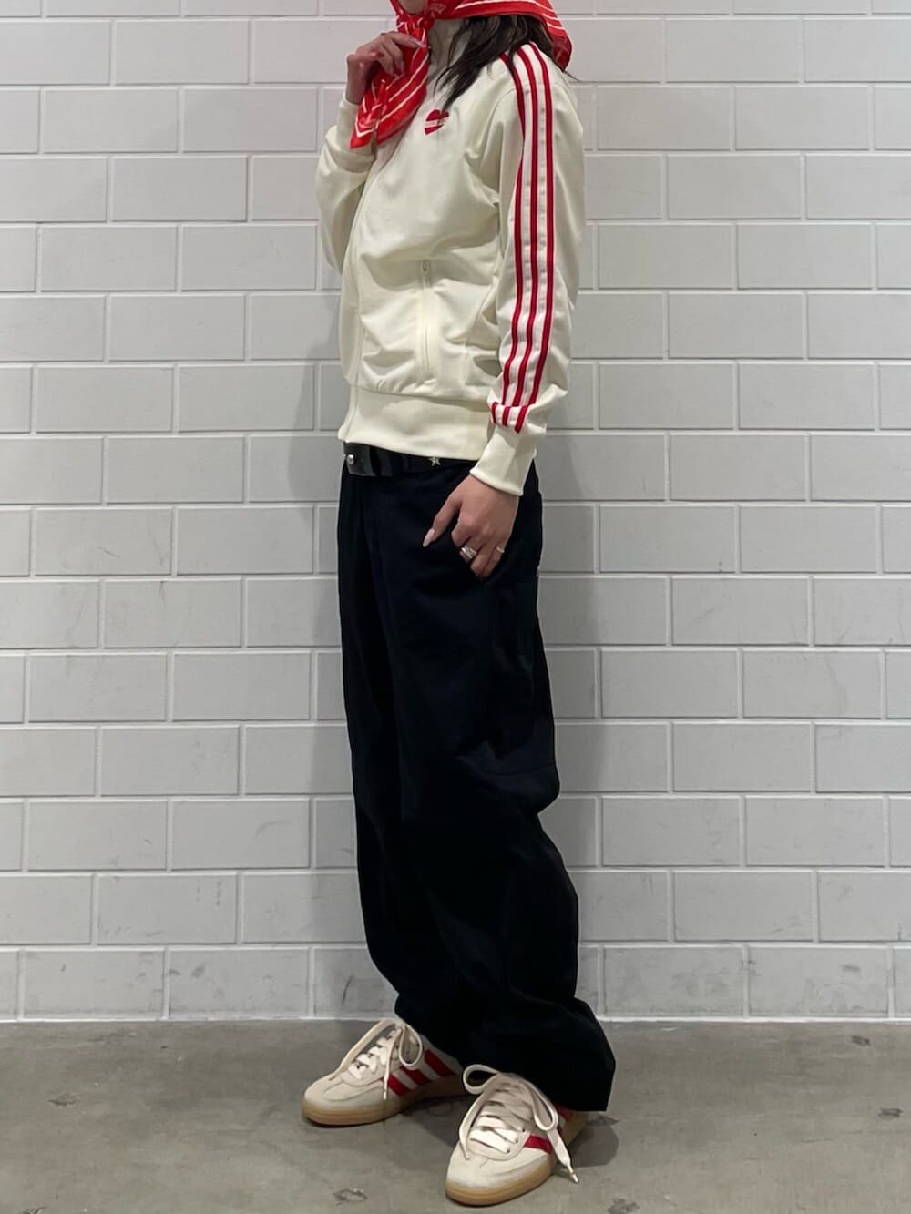 ブラック系のその他パンツ、ホワイト系のシューズ、ベージュ系のジャージを着用したレディースの冬コーディネートの2枚目の写真