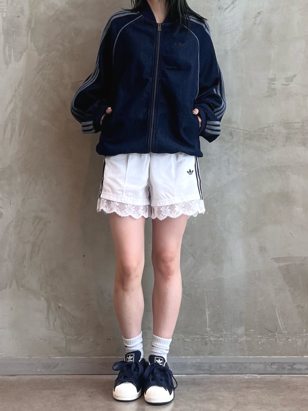 ホワイト系のその他パンツ、ブルー系のスニーカー、ブルー系のデニムジャケットを着用したレディースの夏コーディネートの2枚目の写真