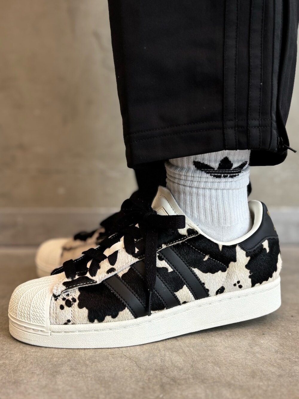 ブラック系のTシャツ/カットソー、ブラック系のトップス、ブラック系のスニーカーを着用したレディースの夏コーディネートの6枚目の写真