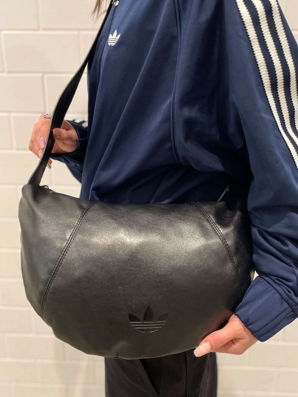 ブルー系のシューズ、ブラック系のその他パンツ、ブルー系のジャージを着用したレディースの冬コーディネートの5枚目の写真