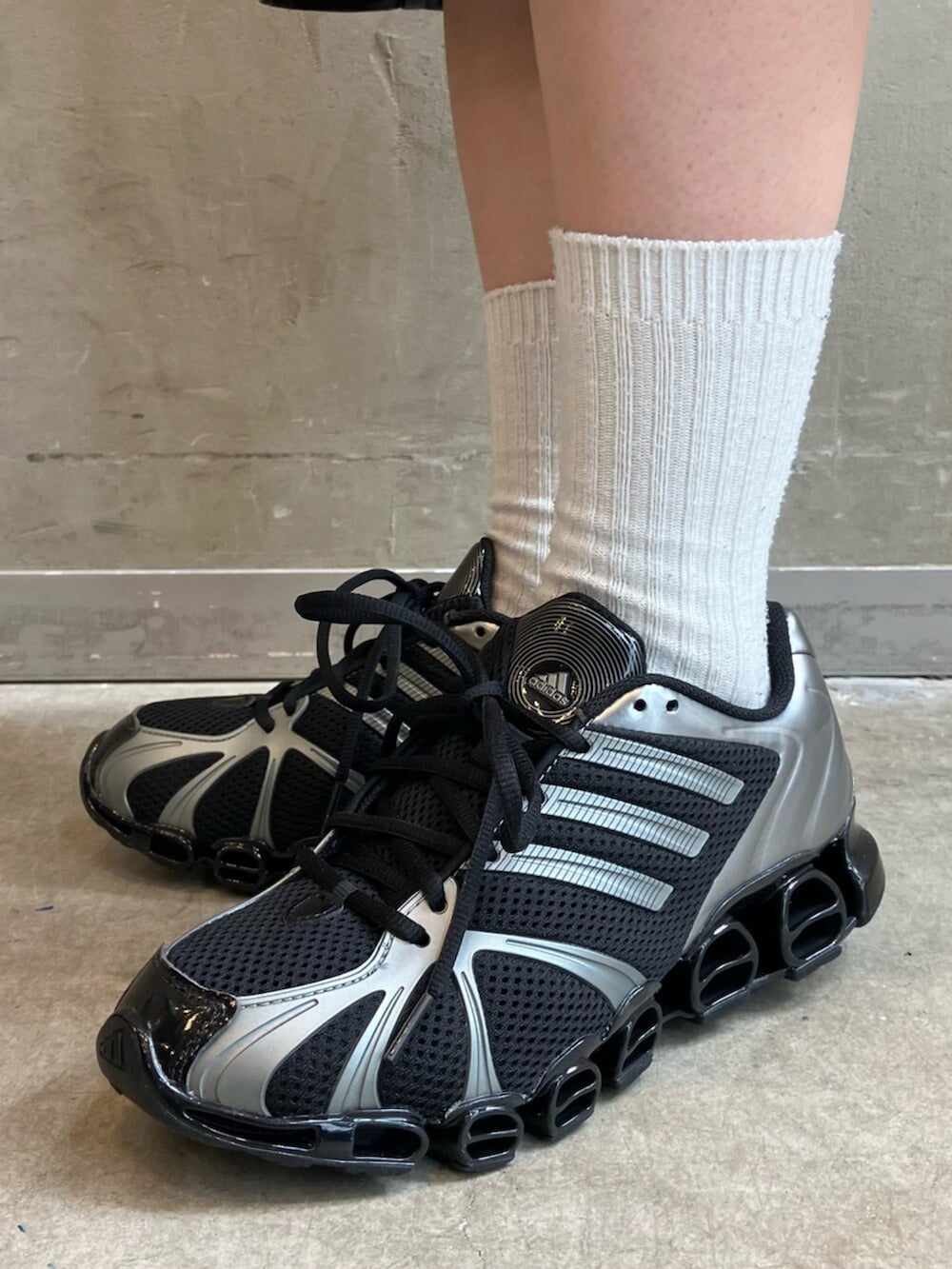 ジップオフ・カーゴ・パンツ、ポロシャツ、ウエストバッグ、メガ